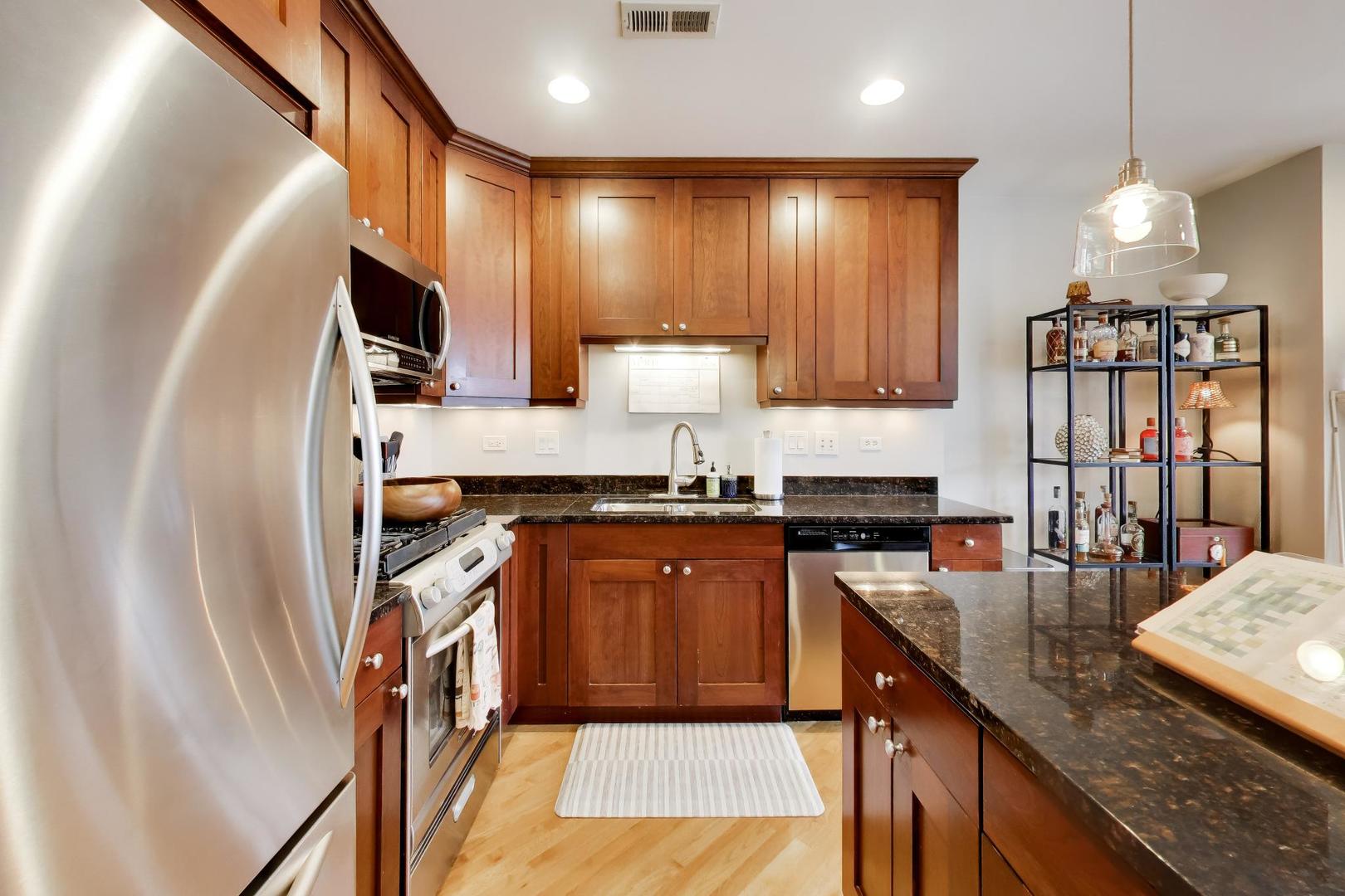 708 W Barry Avenue Unit: 3F