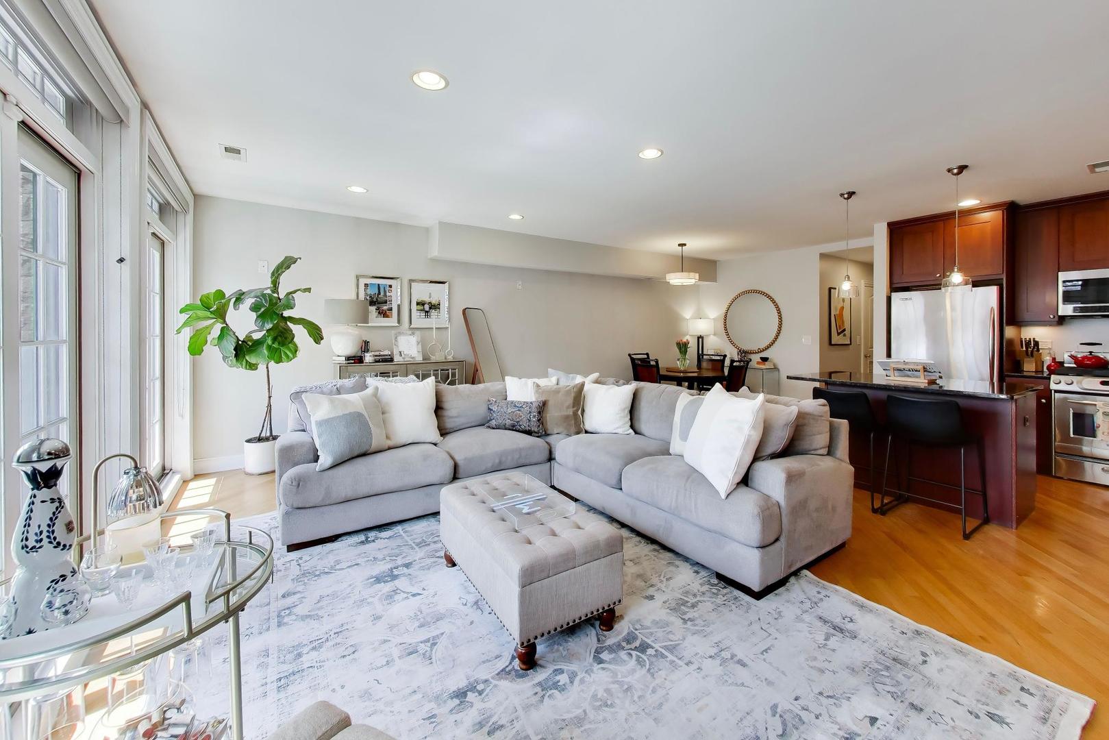 708 W Barry Avenue Unit: 3F