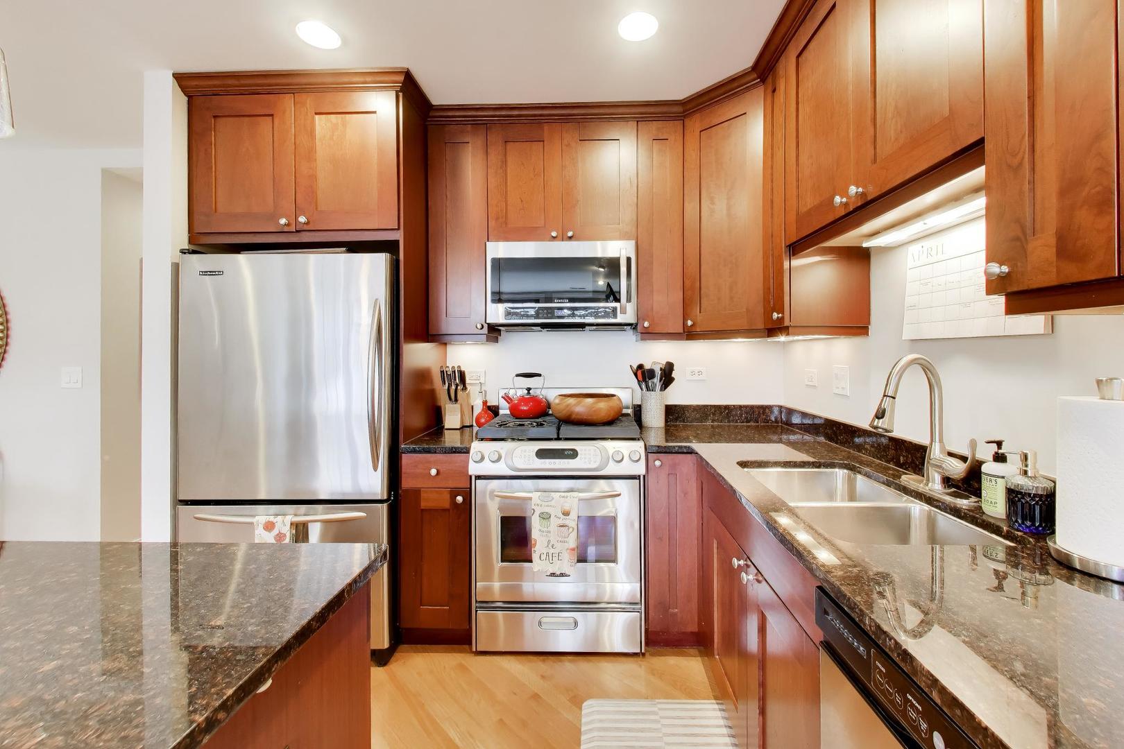 708 W Barry Avenue Unit: 3F