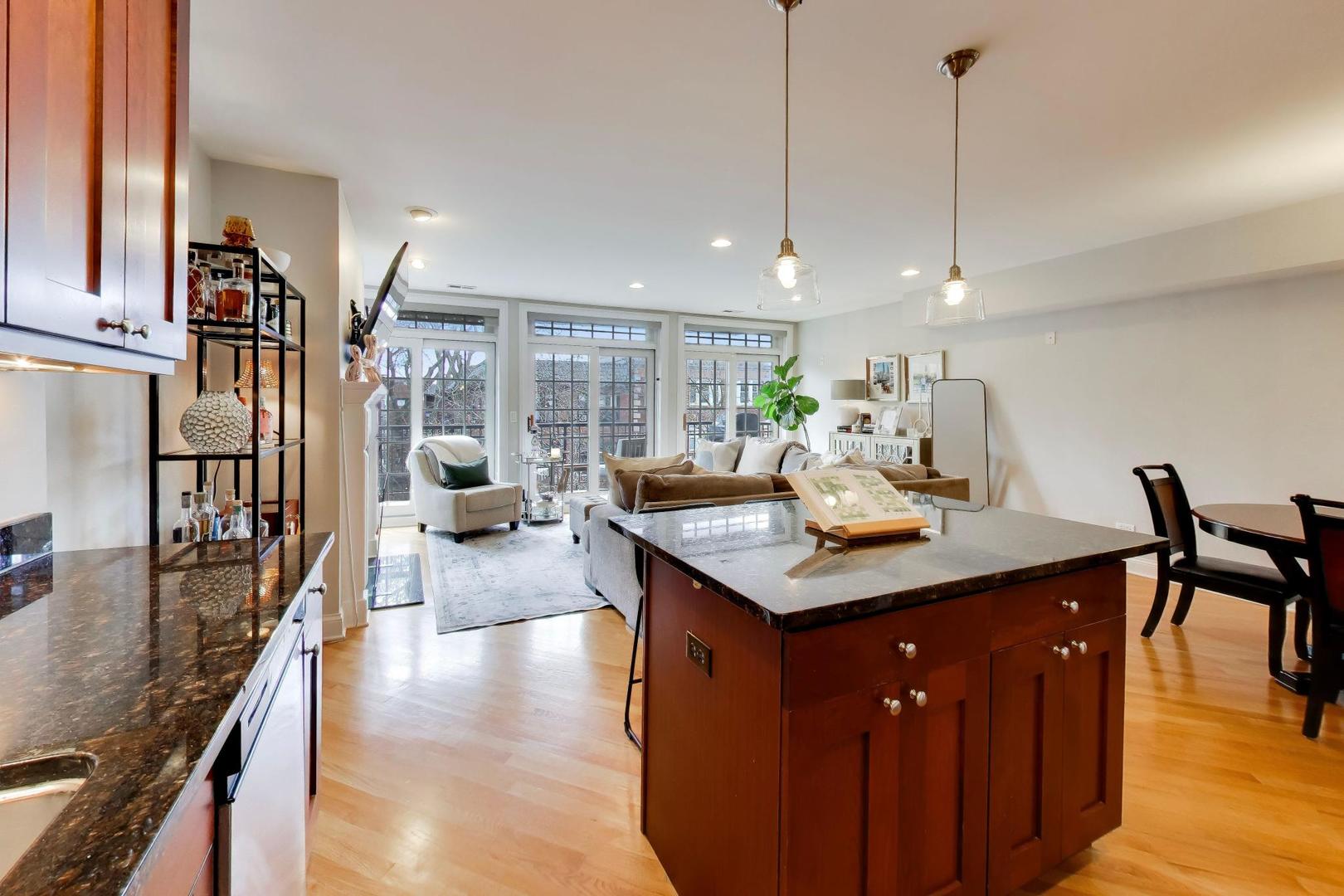 708 W Barry Avenue Unit: 3F