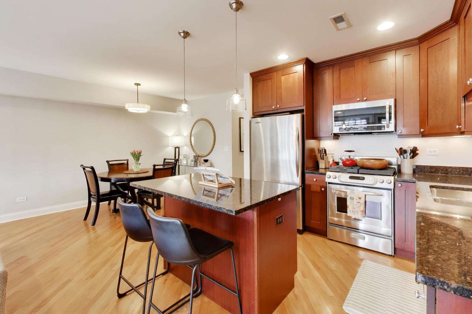 708 W Barry Avenue Unit: 3F