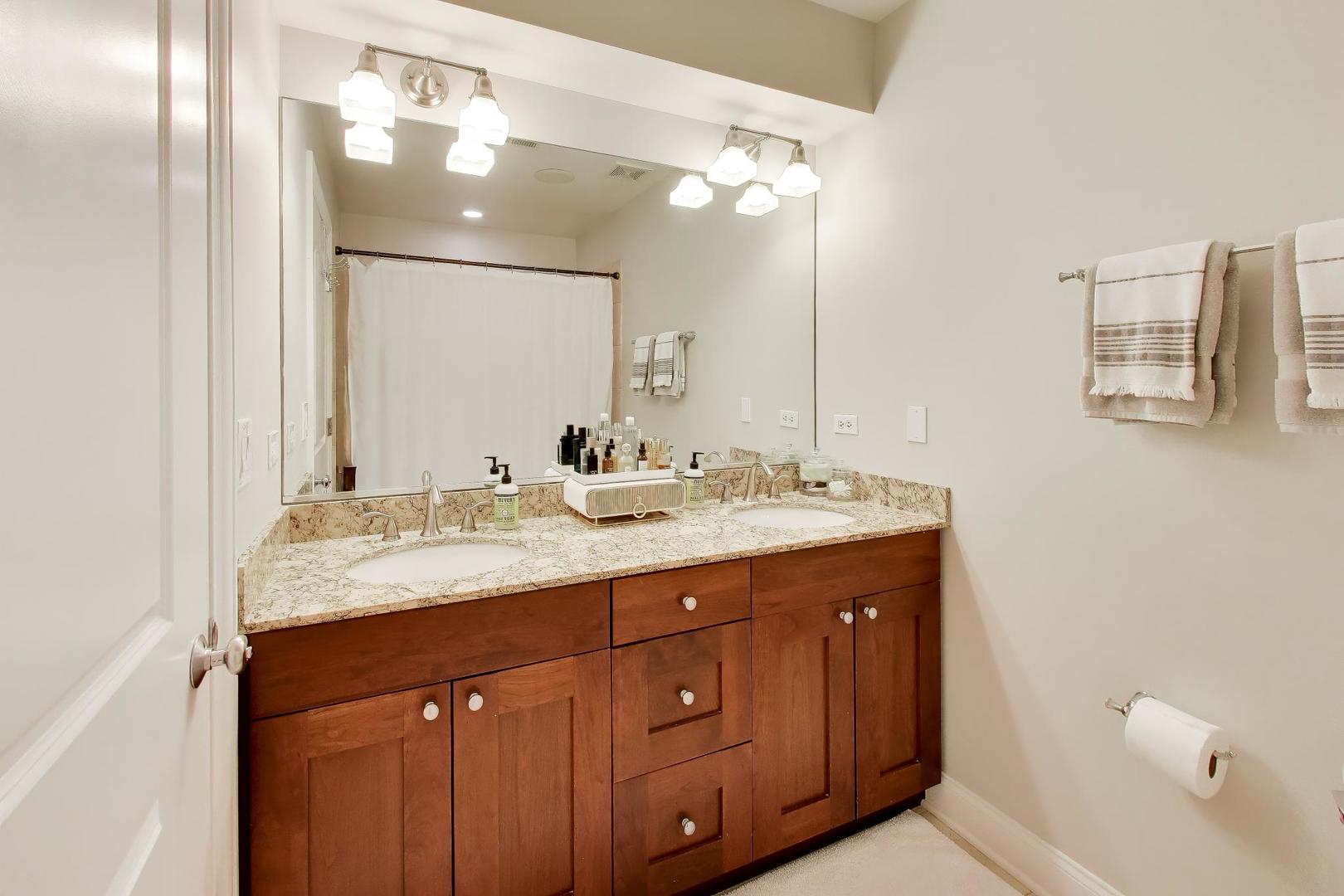 708 W Barry Avenue Unit: 3F