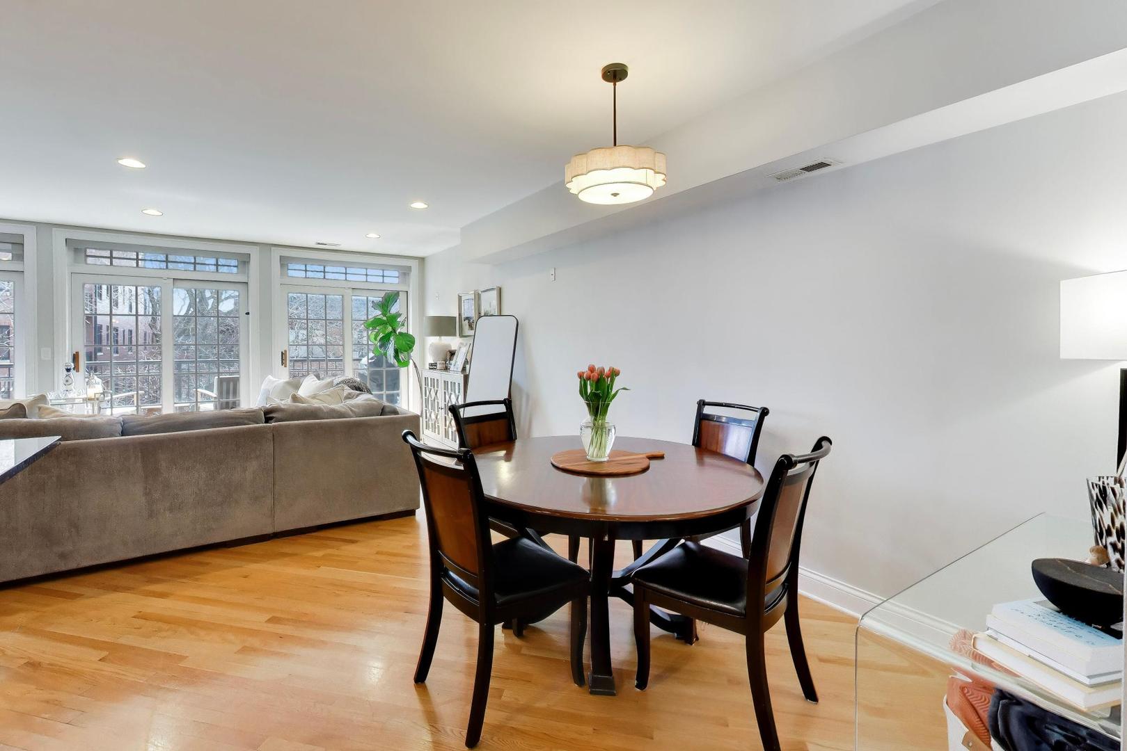 708 W Barry Avenue Unit: 3F