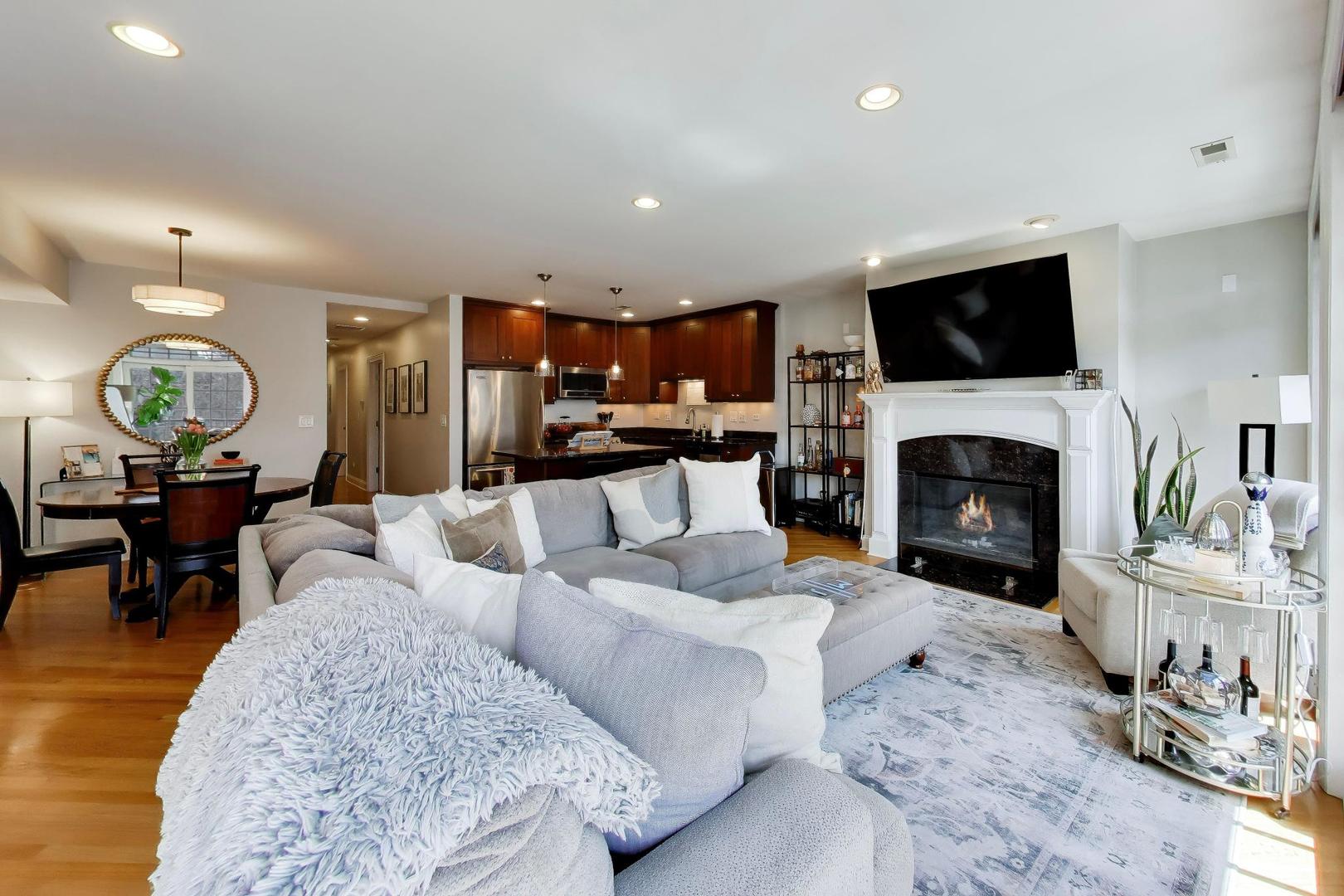 708 W Barry Avenue Unit: 3F