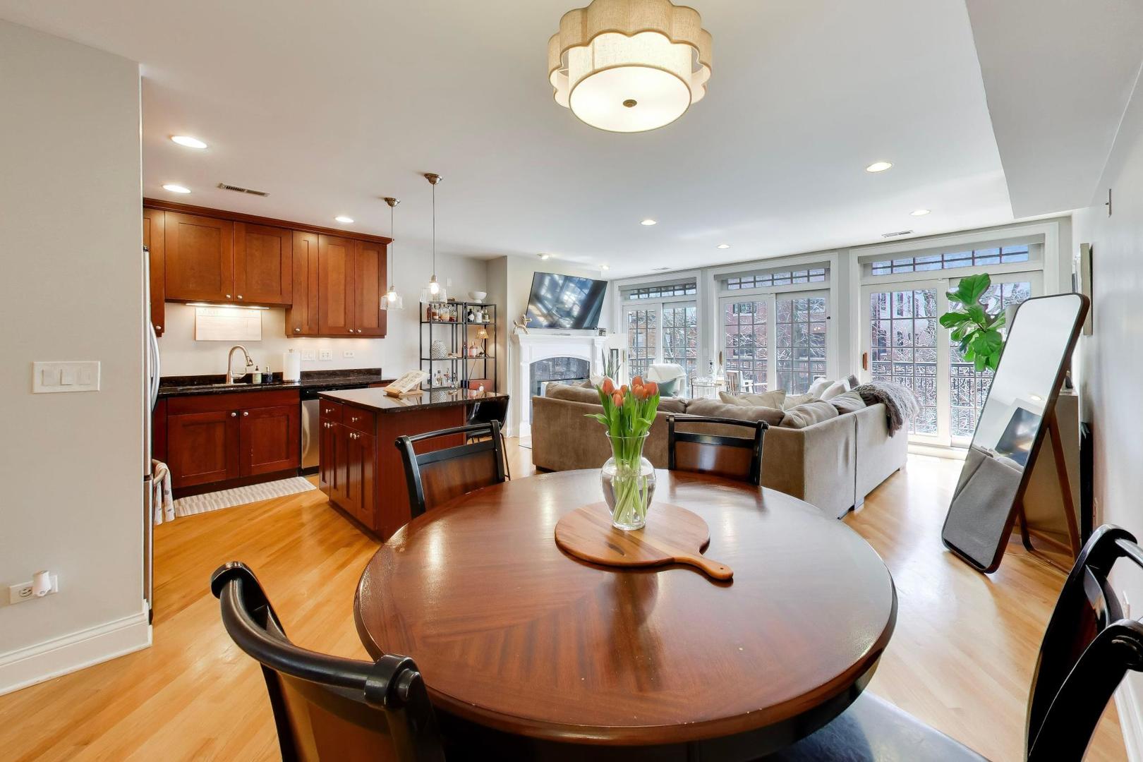 708 W Barry Avenue Unit: 3F