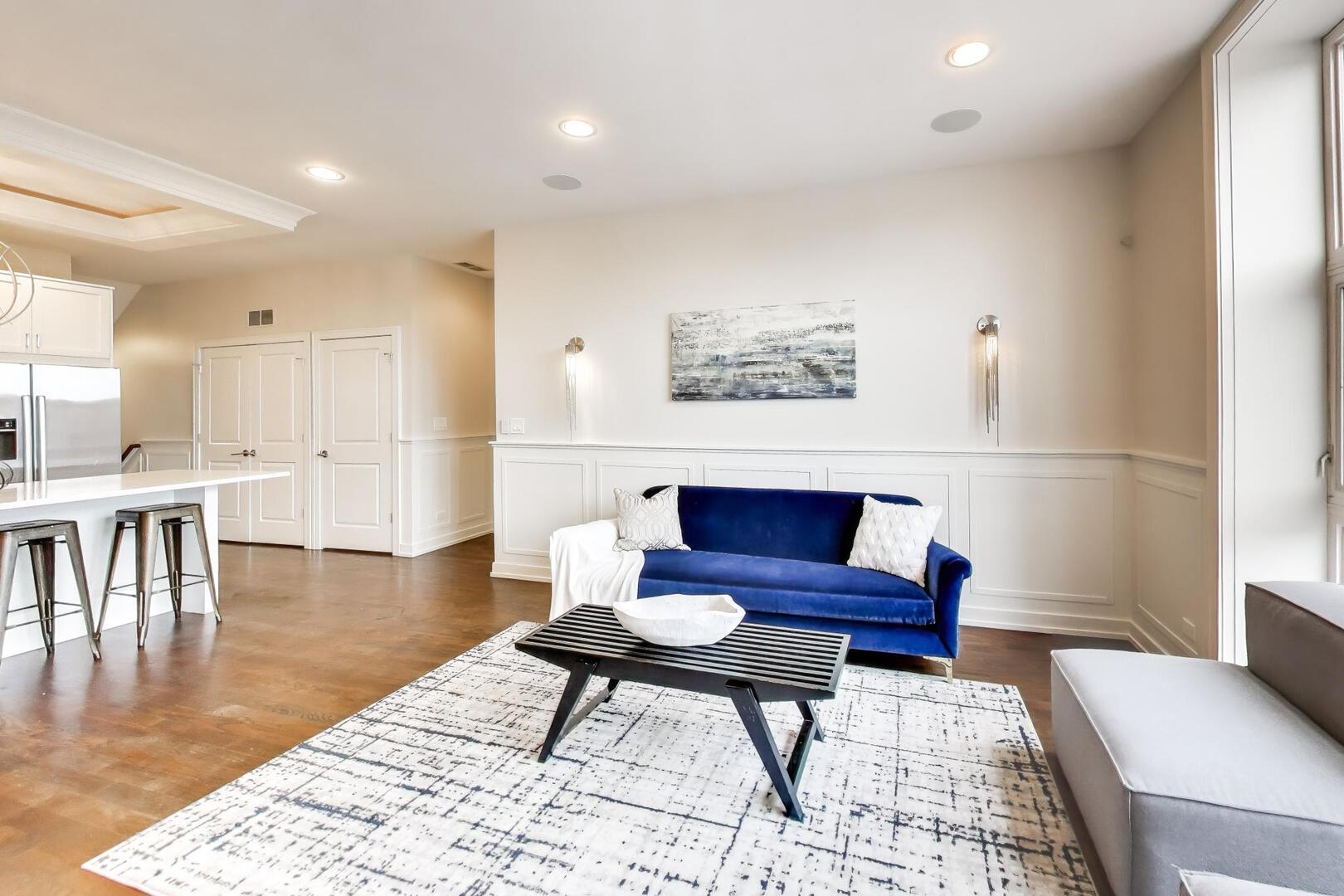 2435 W BELMONT Avenue Unit: 2E