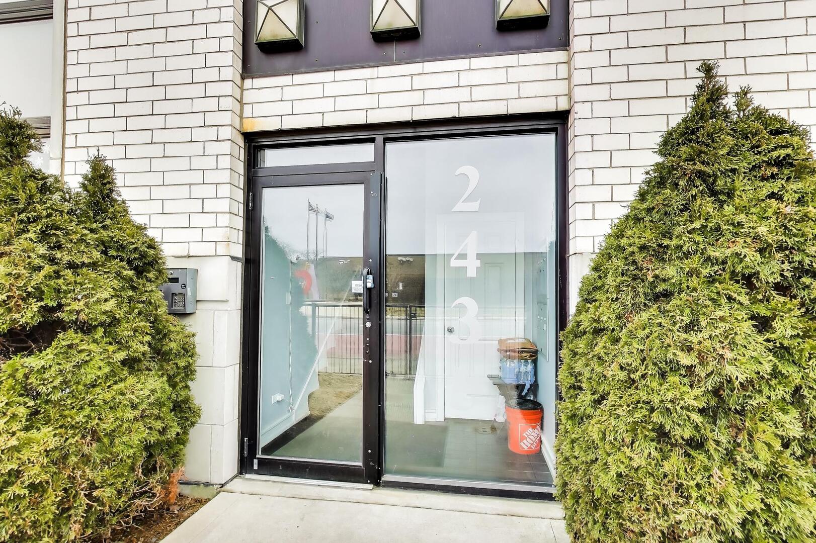 2435 W BELMONT Avenue Unit: 2E