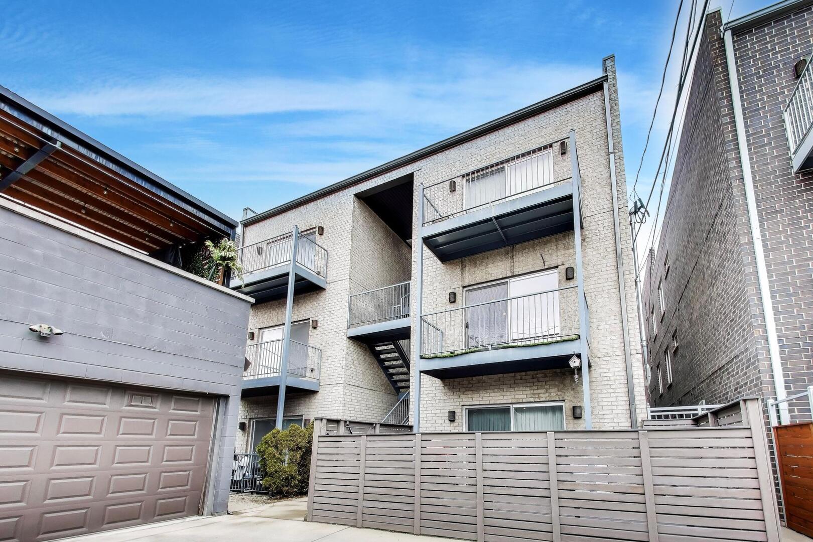 2435 W BELMONT Avenue Unit: 2E