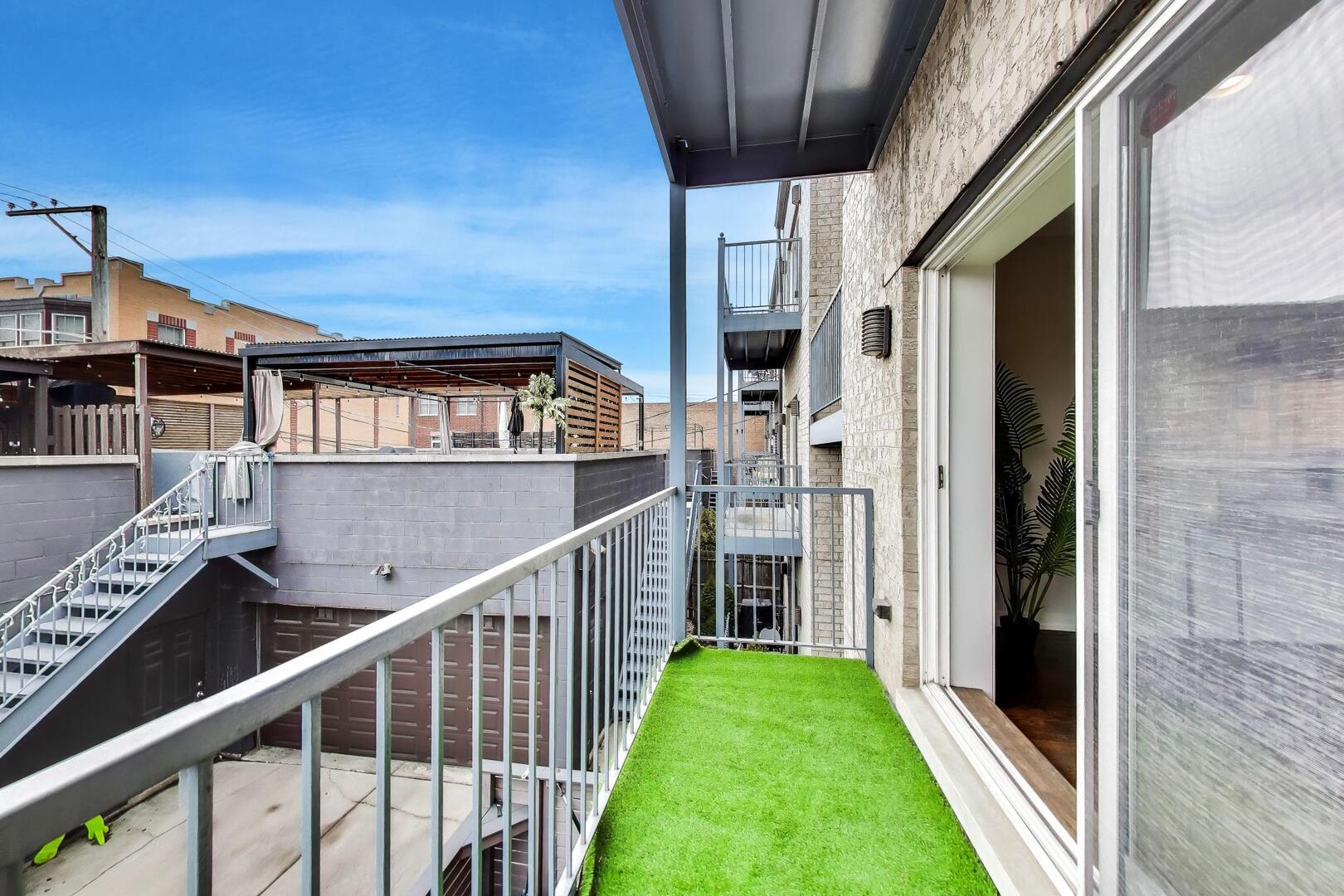 2435 W BELMONT Avenue Unit: 2E