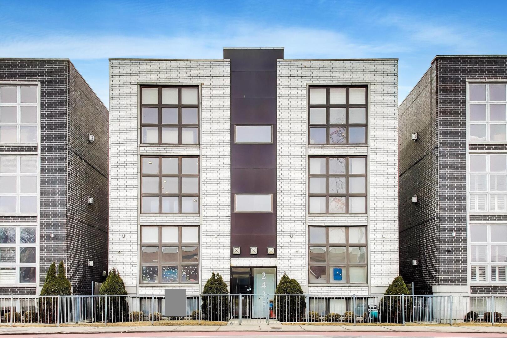 2435 W BELMONT Avenue Unit: 2E