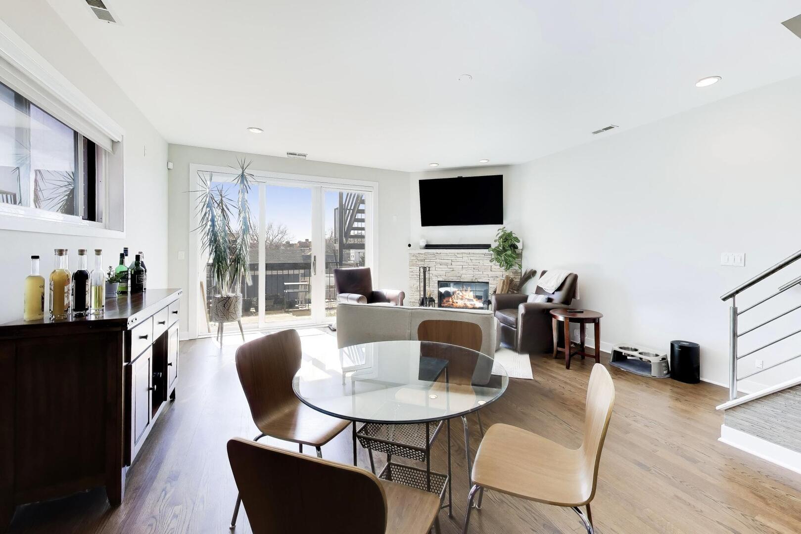 2241 W Roscoe Street Unit: 3