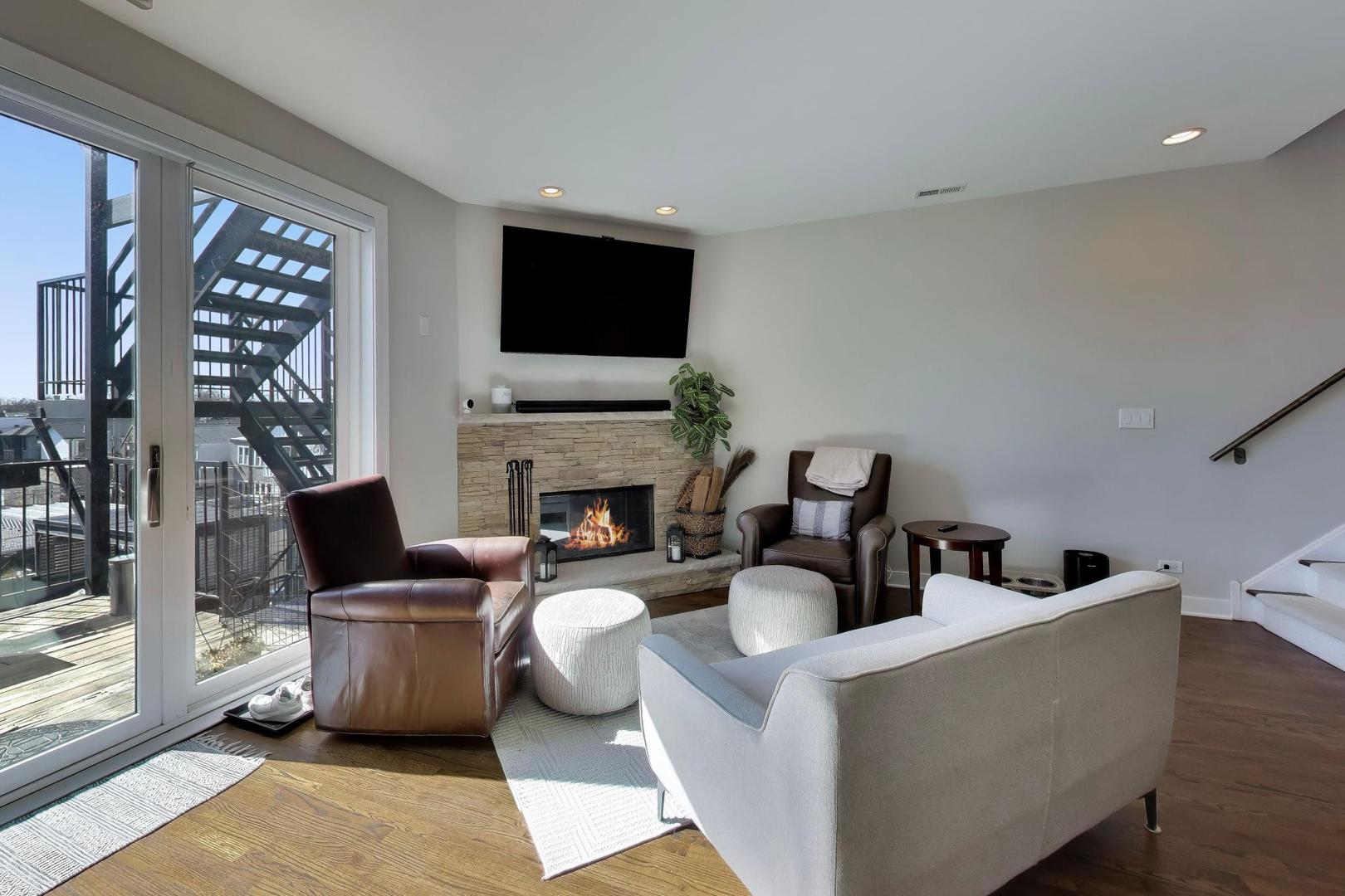 2241 W Roscoe Street Unit: 3