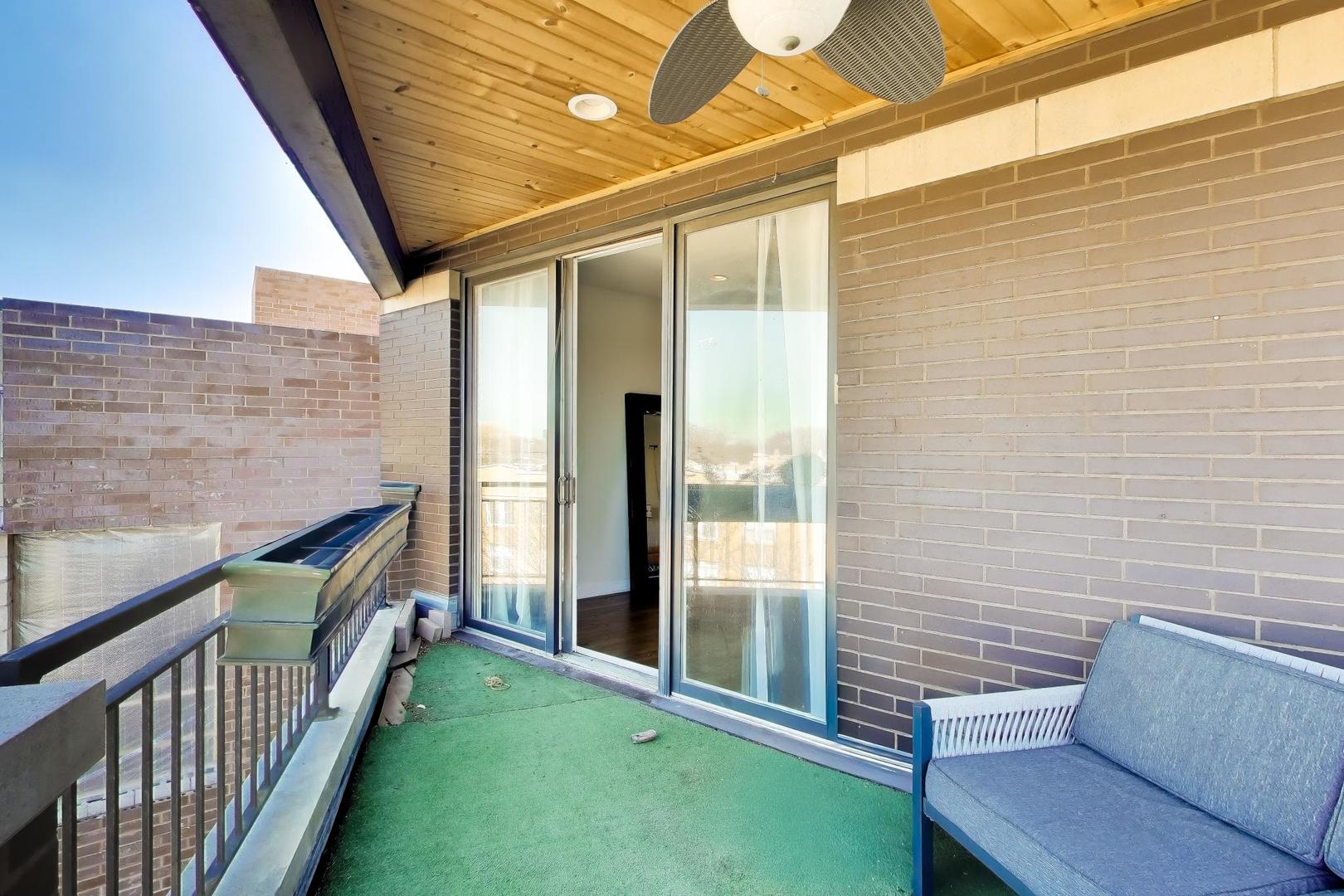 2241 W Roscoe Street Unit: 3