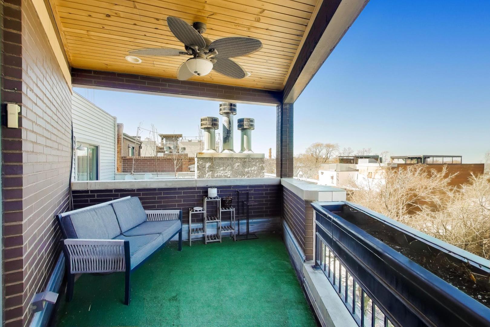 2241 W Roscoe Street Unit: 3