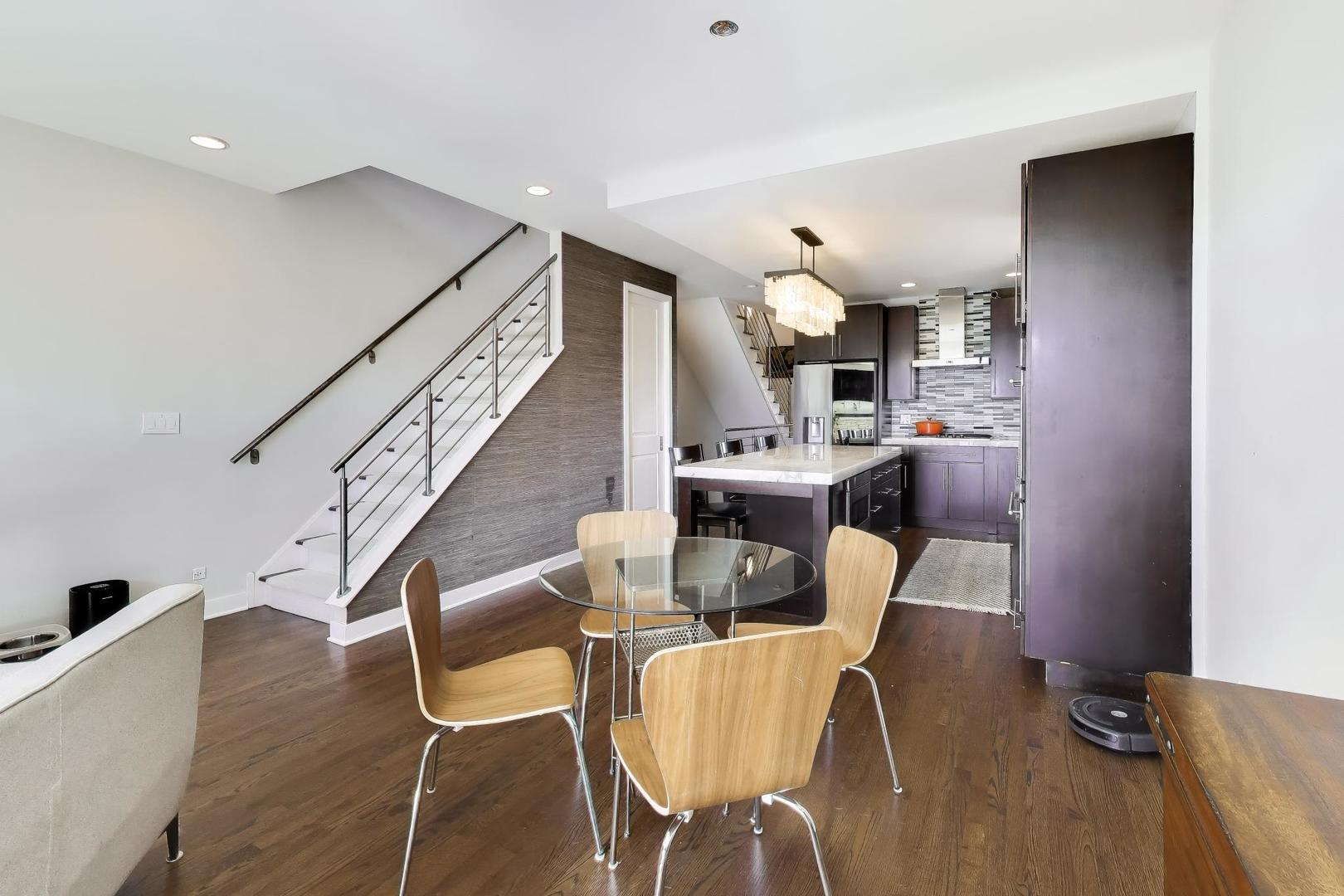 2241 W Roscoe Street Unit: 3