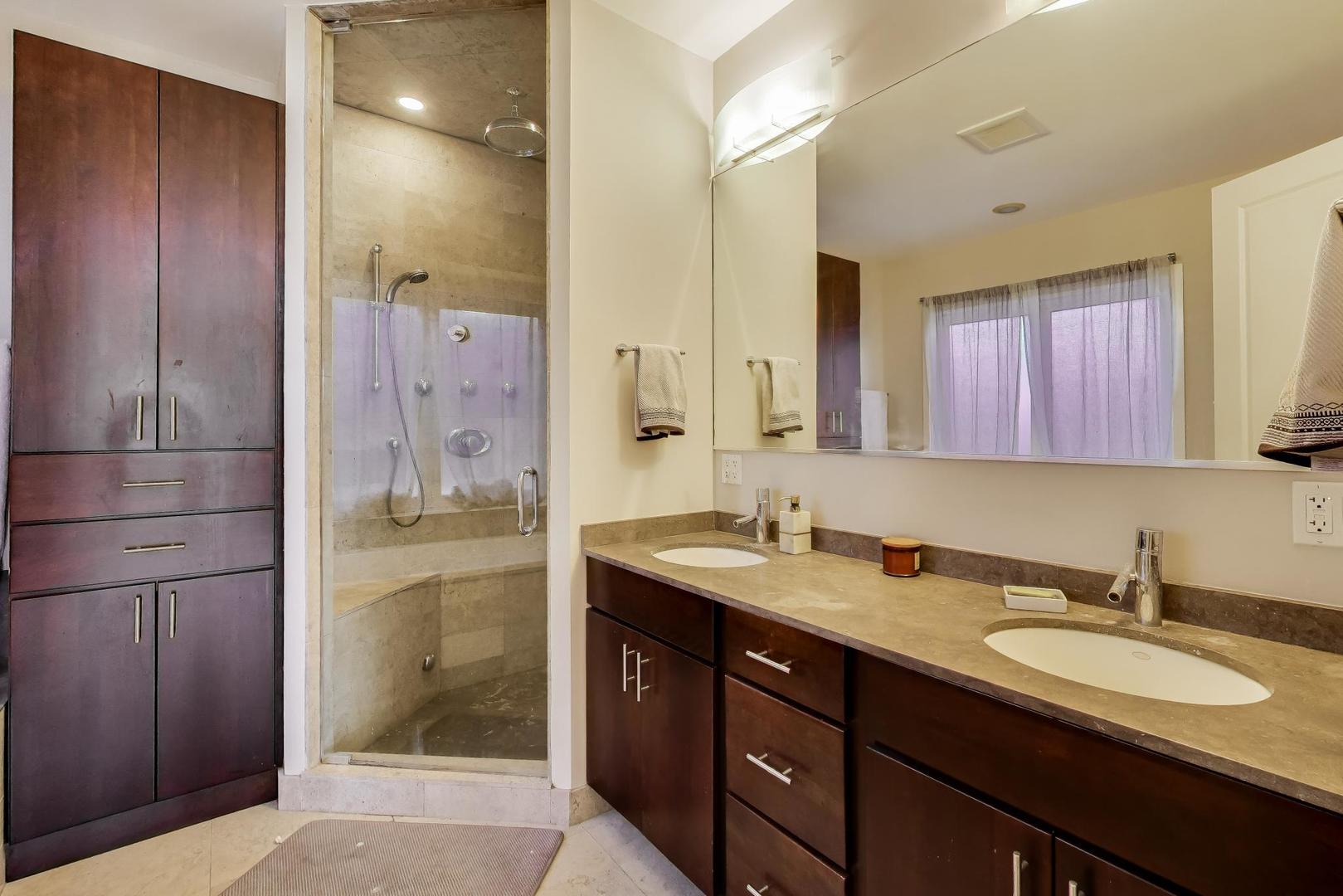 2241 W Roscoe Street Unit: 3