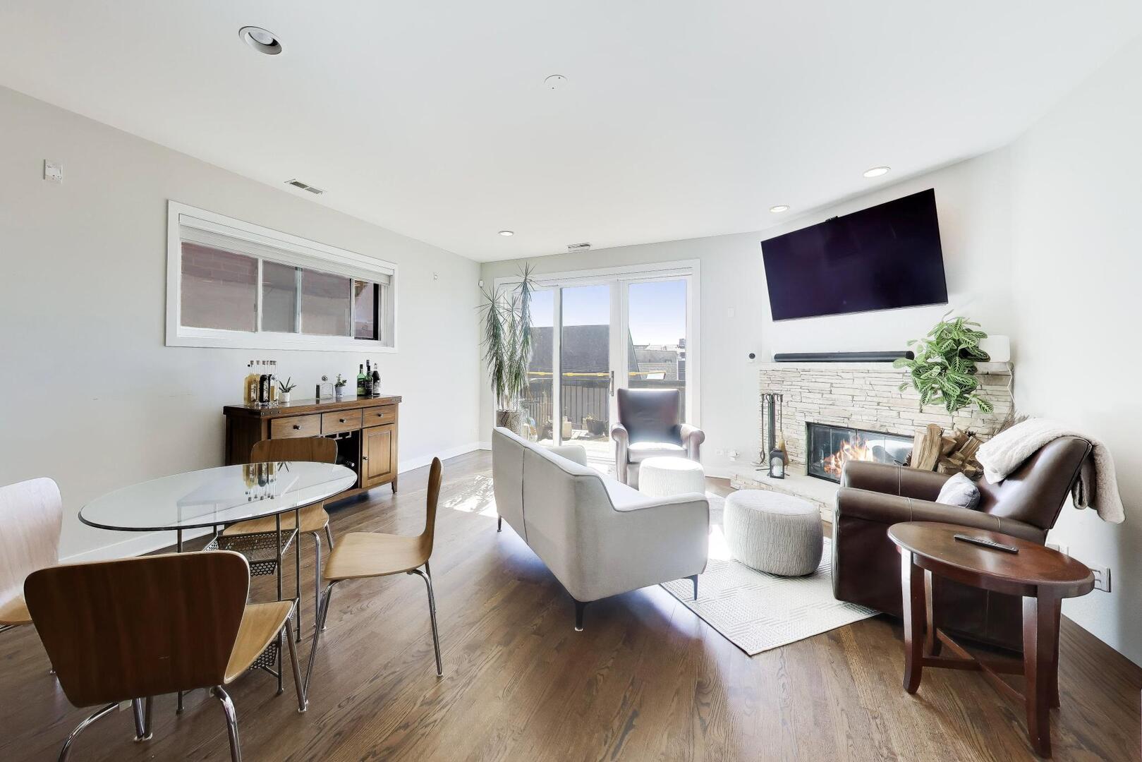 2241 W Roscoe Street Unit: 3