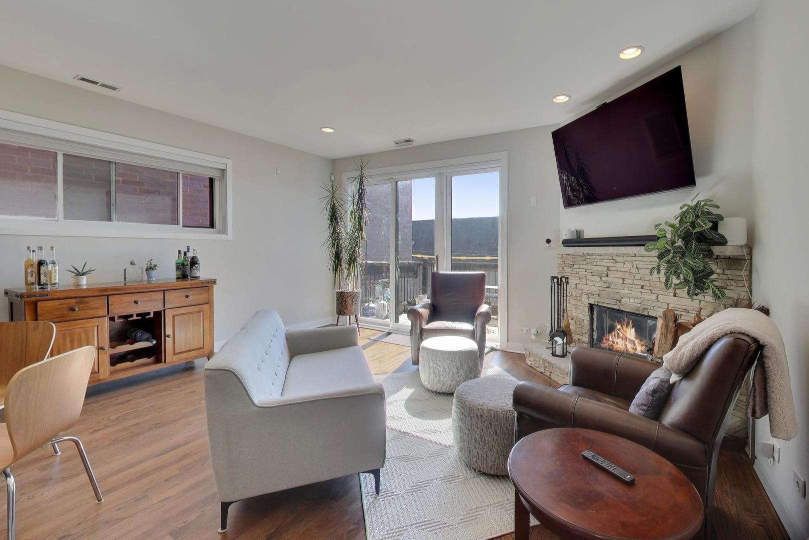 2241 W Roscoe Street Unit: 3