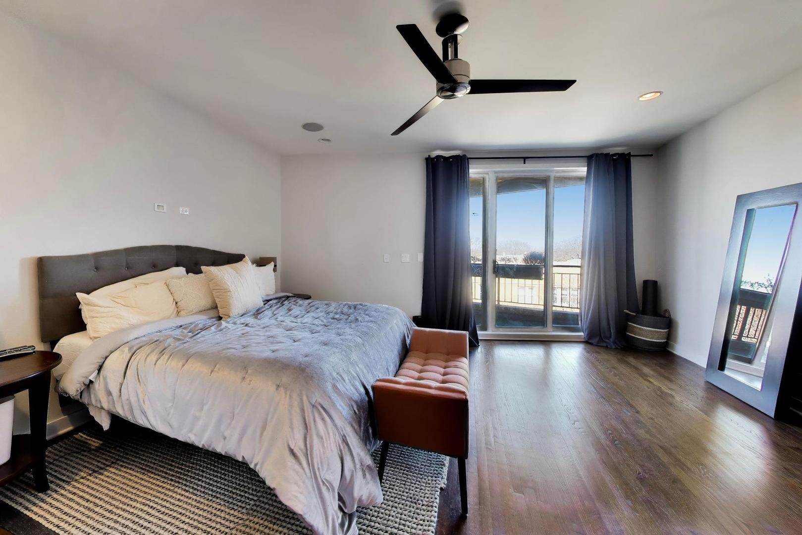 2241 W Roscoe Street Unit: 3