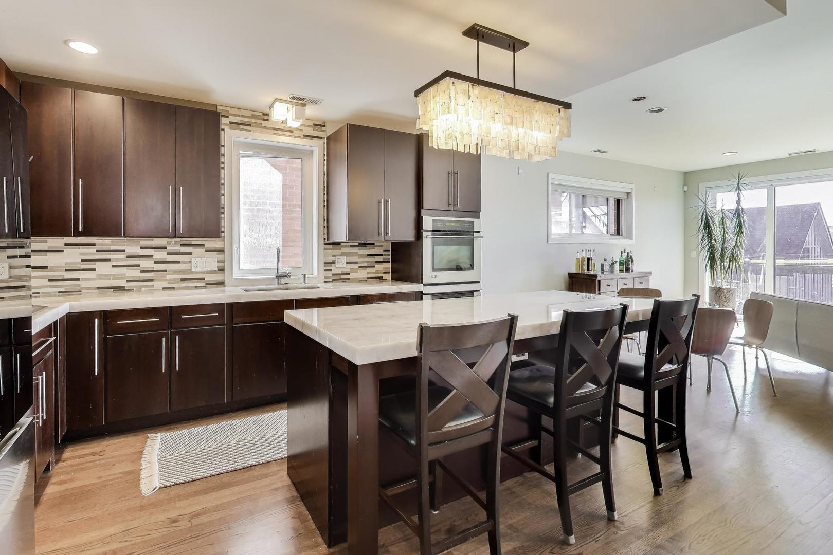 2241 W Roscoe Street Unit: 3