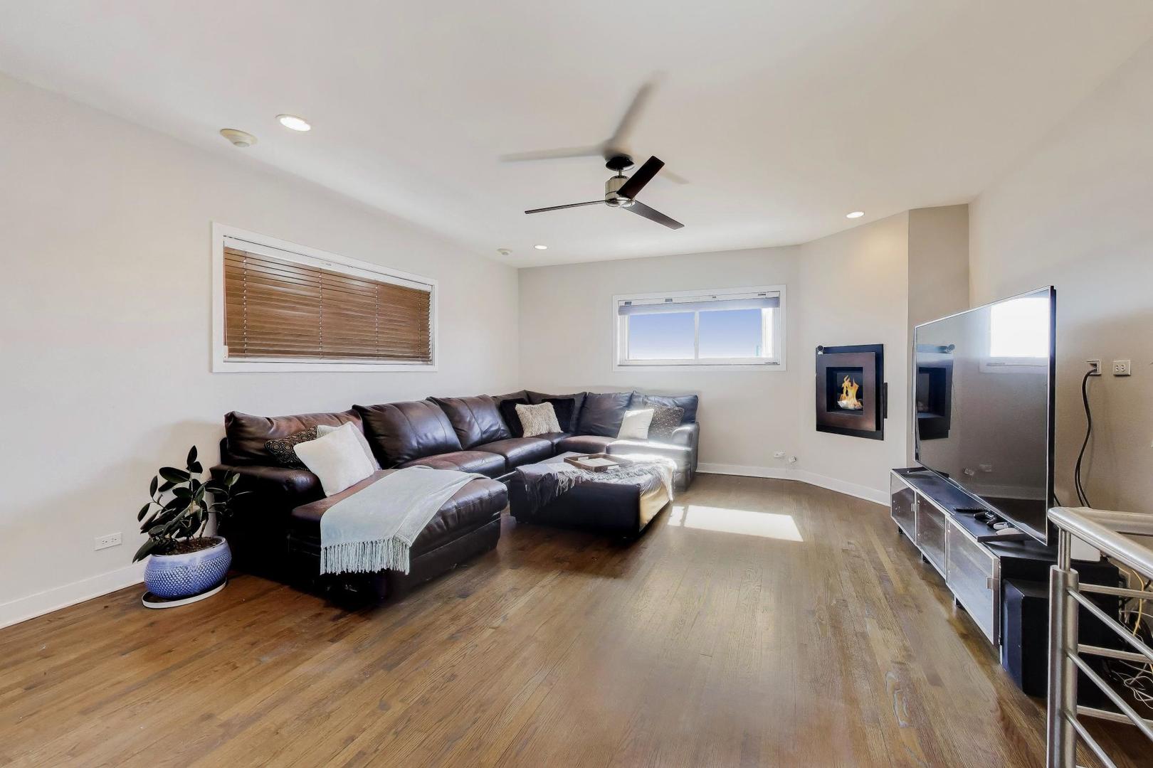 2241 W Roscoe Street Unit: 3