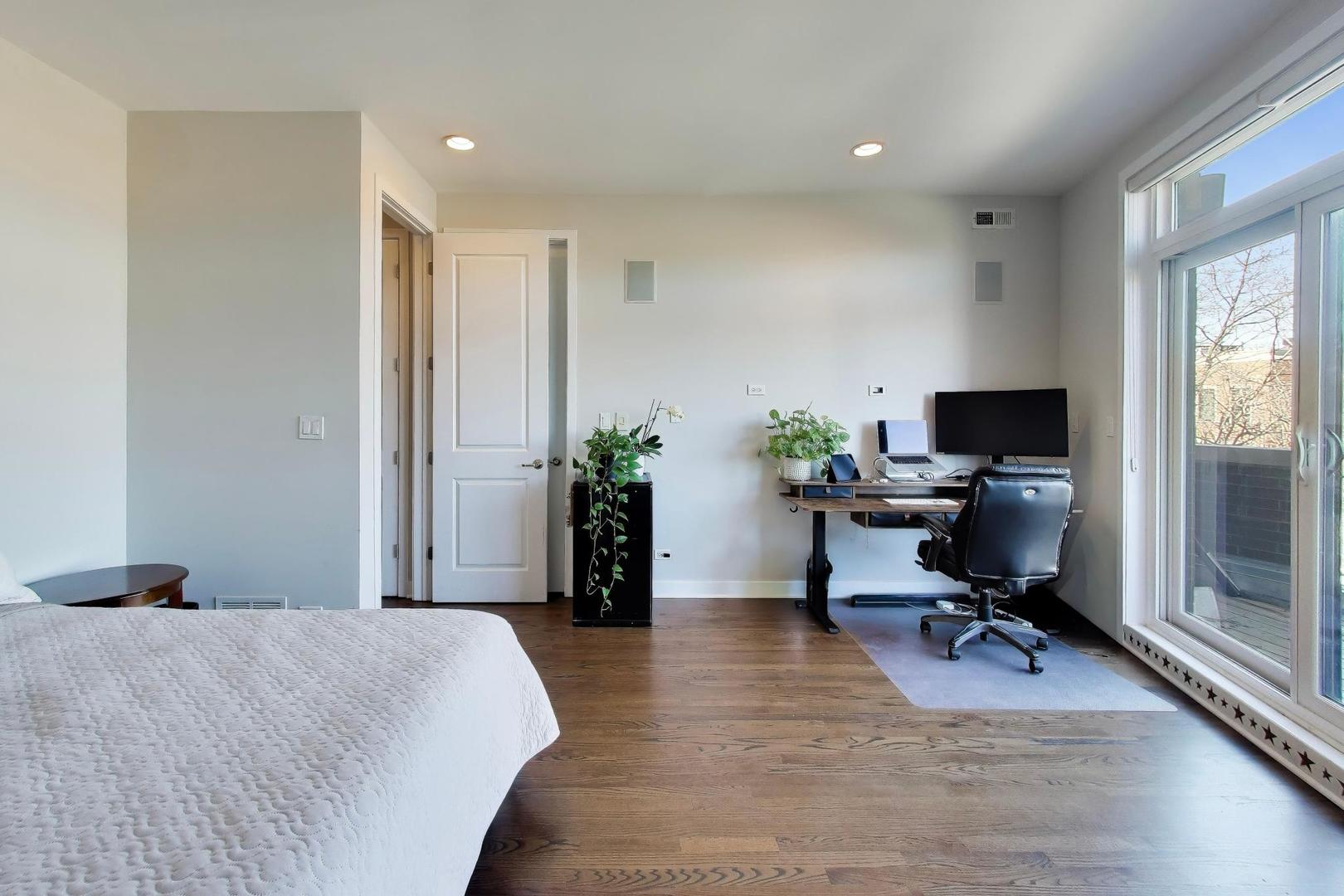 2241 W Roscoe Street Unit: 3