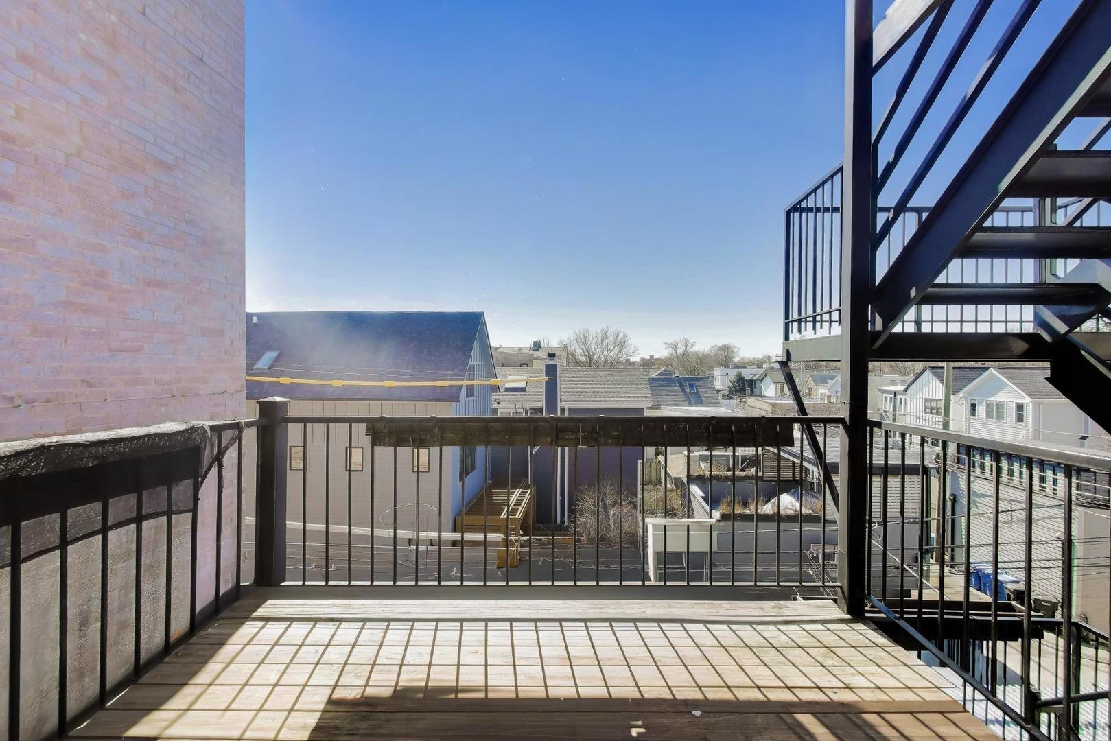 2241 W Roscoe Street Unit: 3