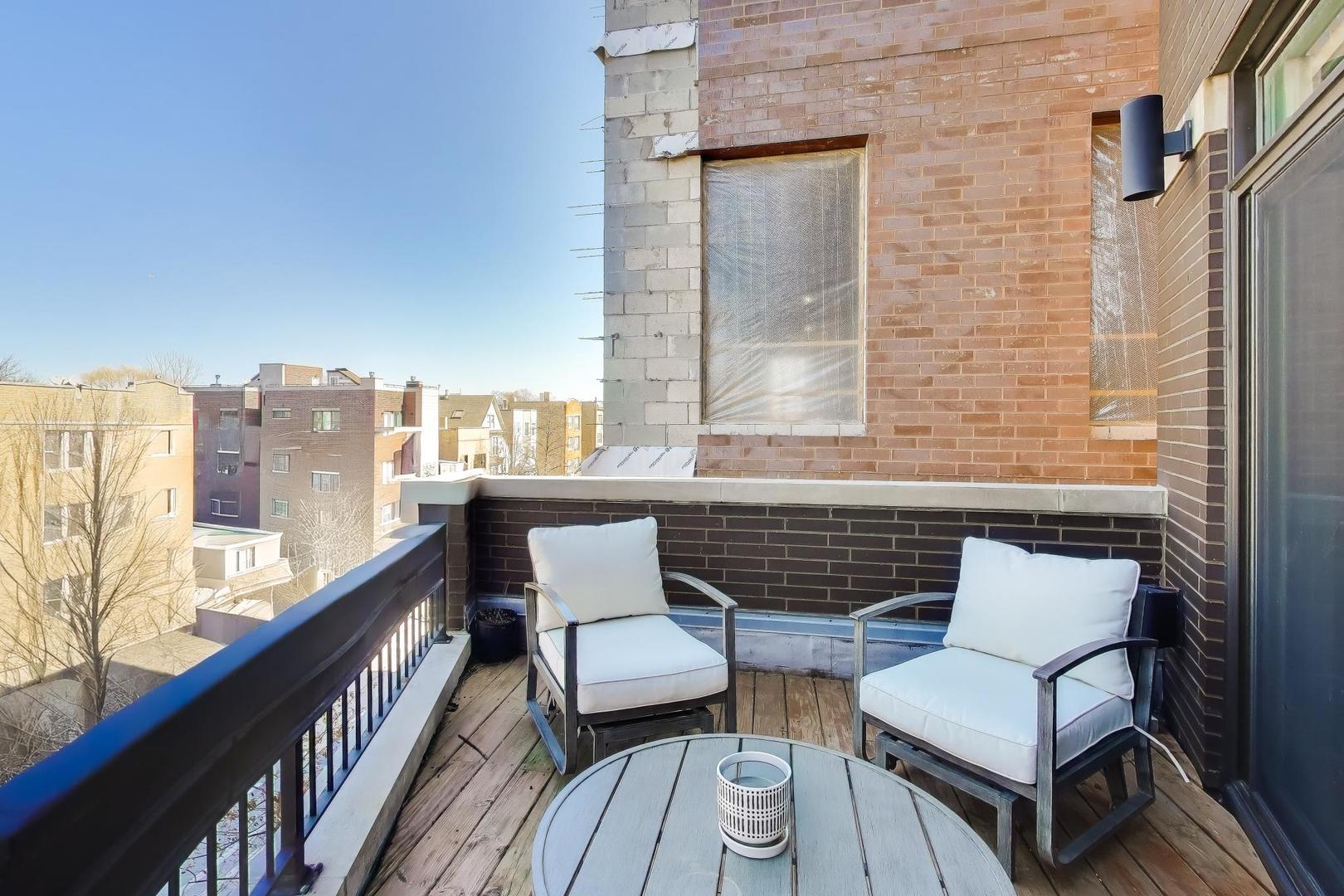 2241 W Roscoe Street Unit: 3