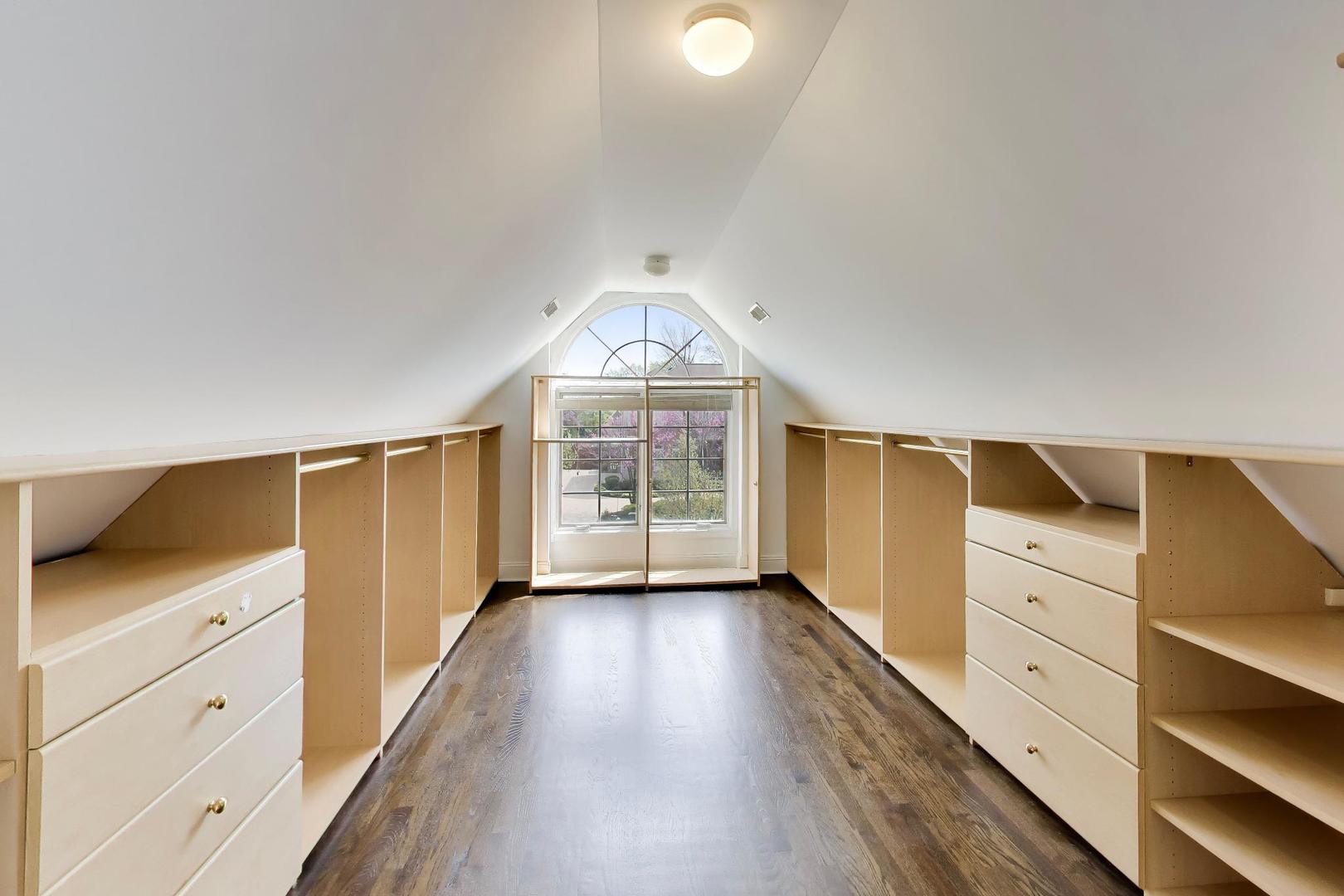 2444 N De Cook Court