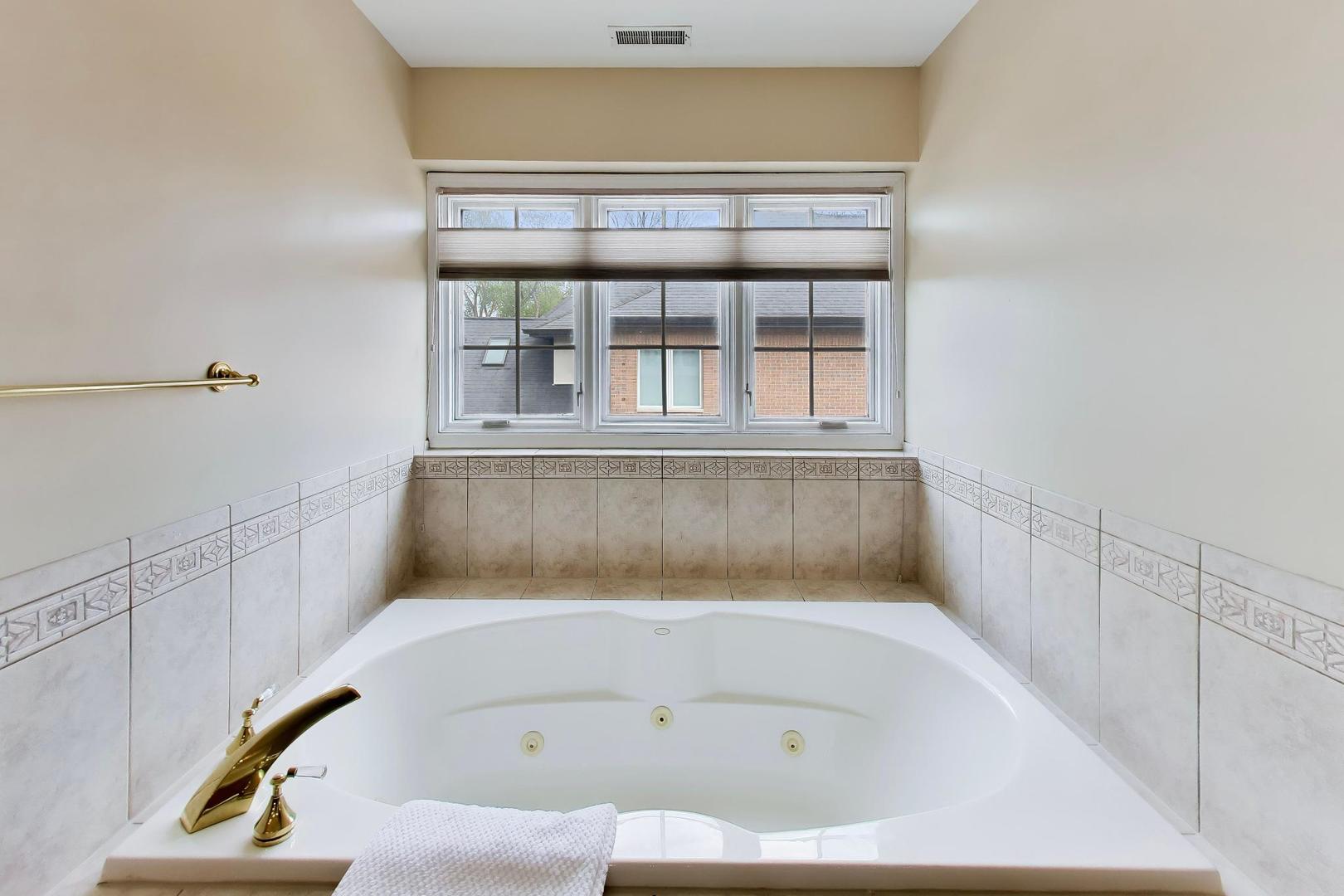 2444 N De Cook Court