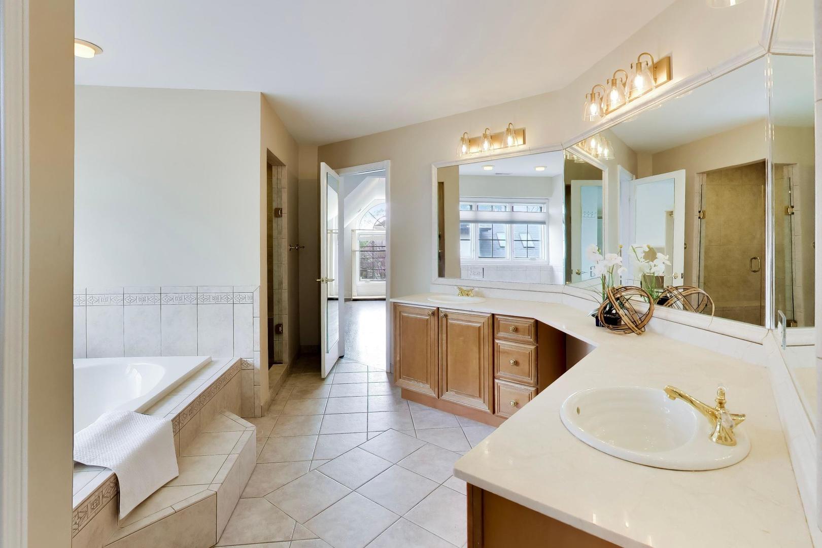 2444 N De Cook Court