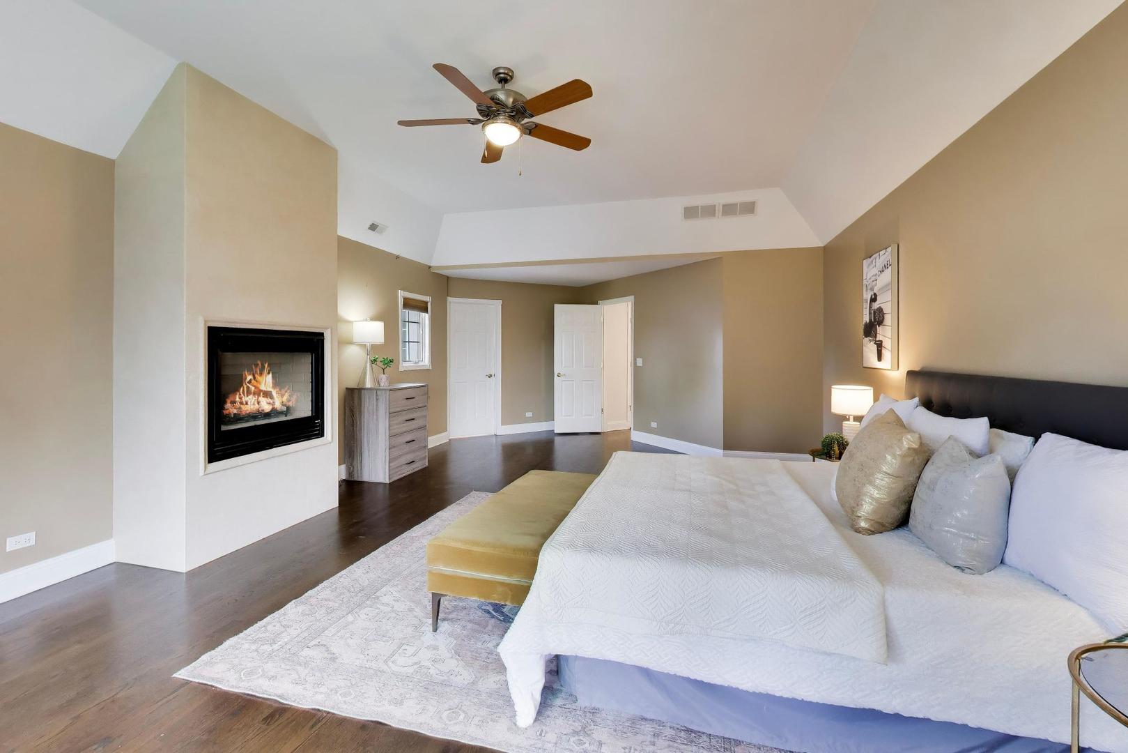 2444 N De Cook Court