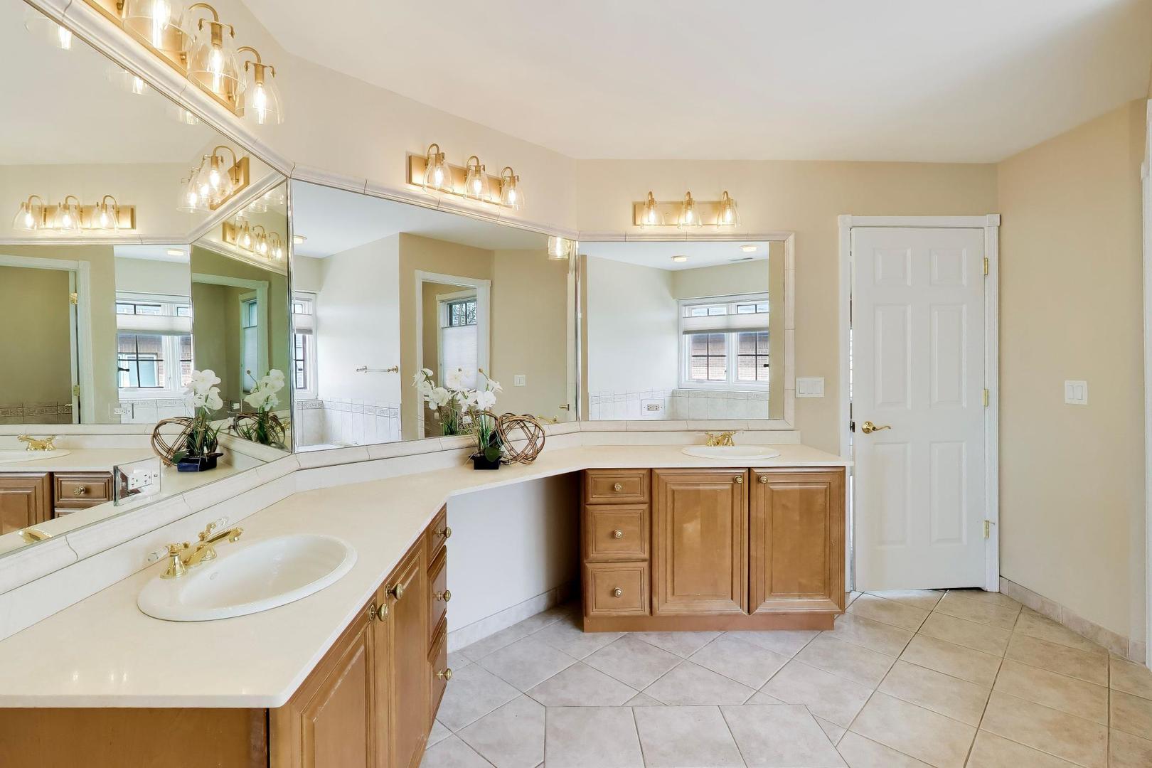 2444 N De Cook Court