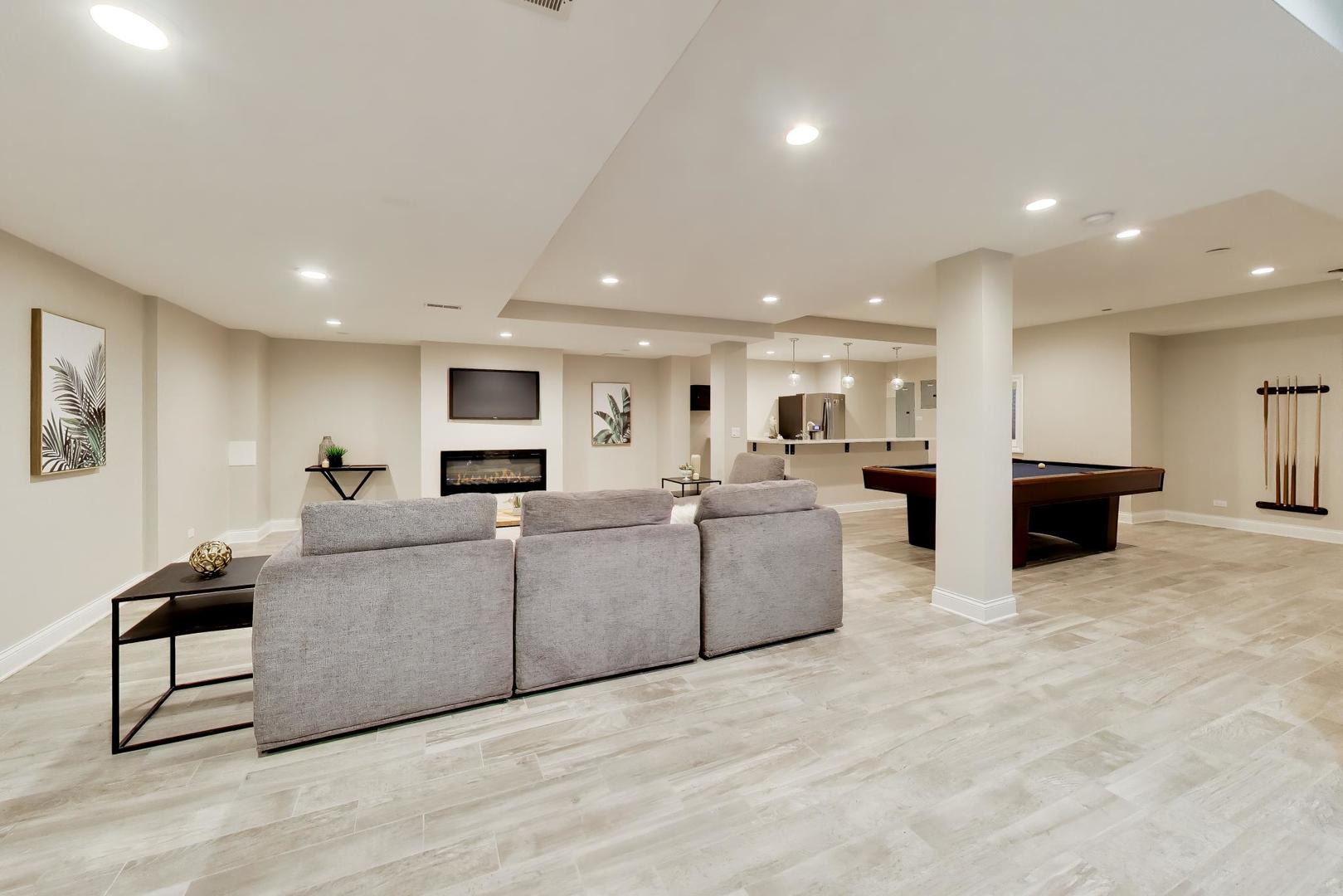 2444 N De Cook Court