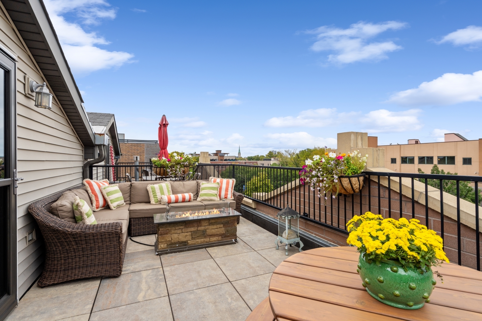 2530 N ASHLAND Avenue Unit: 3S