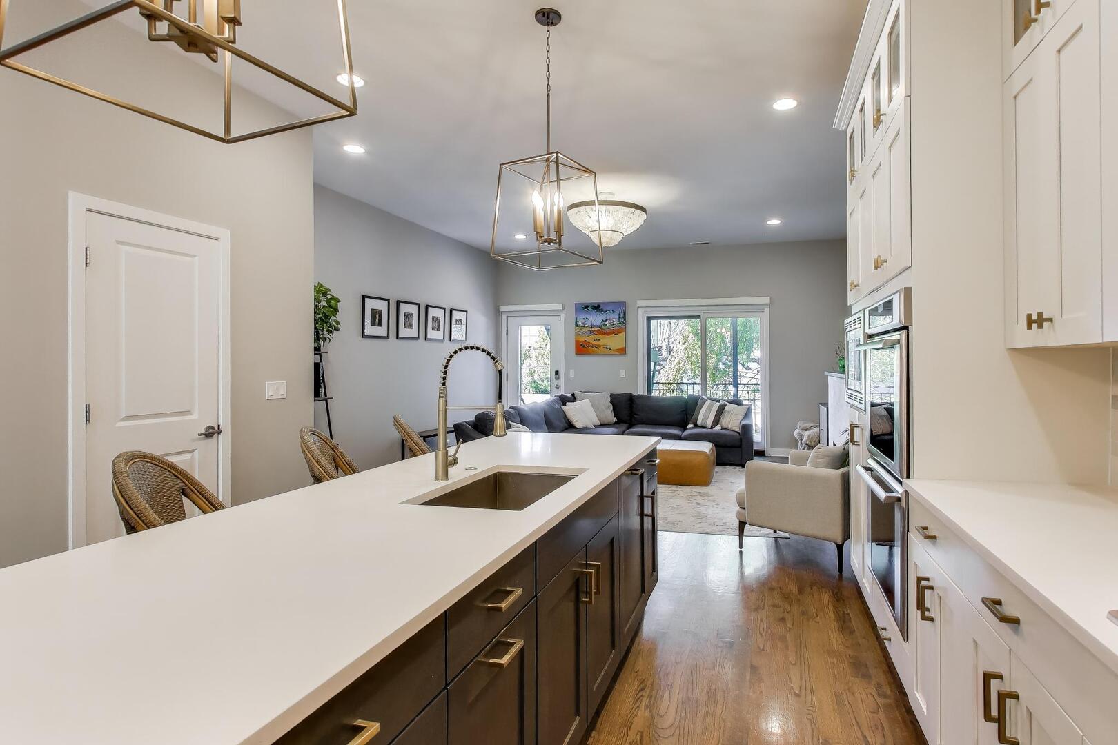 926 N Honore Street Unit: 2