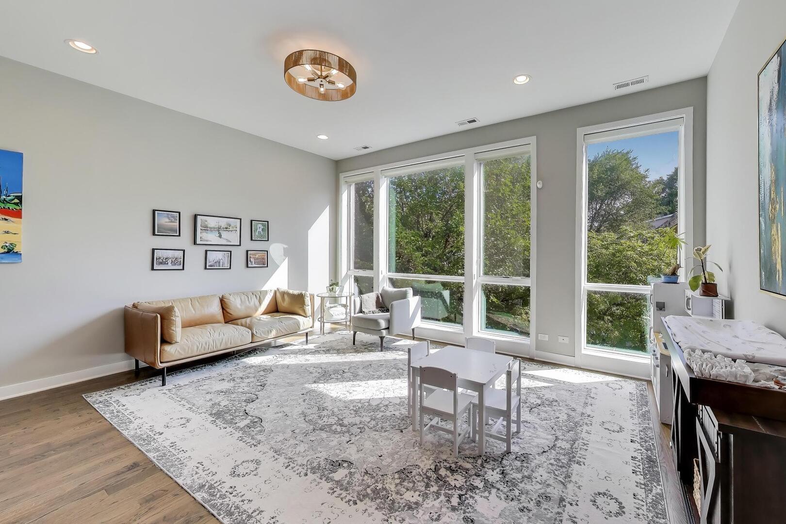 926 N Honore Street Unit: 2