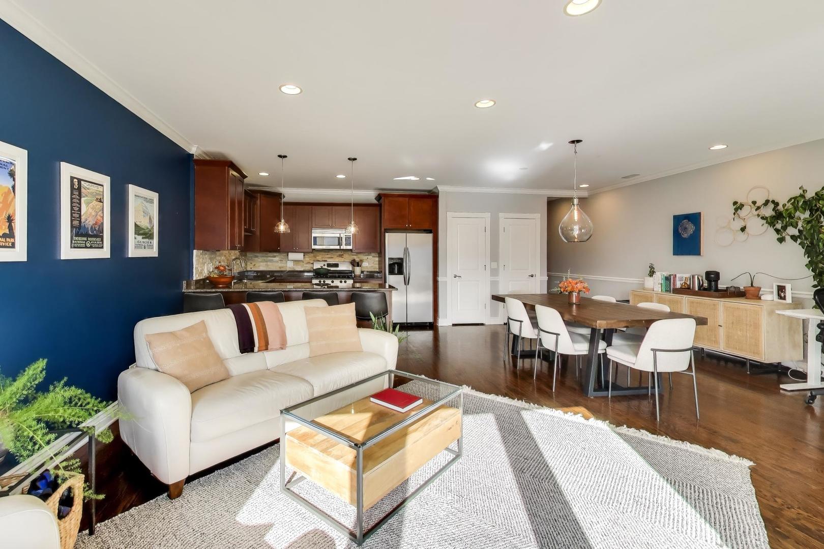 2332 W Belmont Avenue Unit: 4
