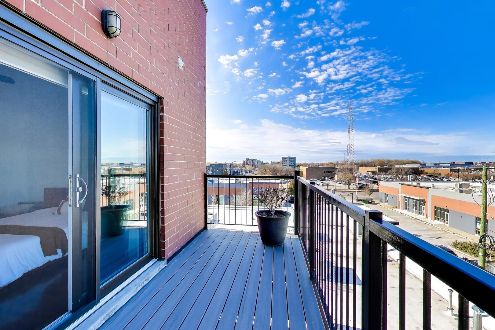 2332 W Belmont Avenue Unit: 4
