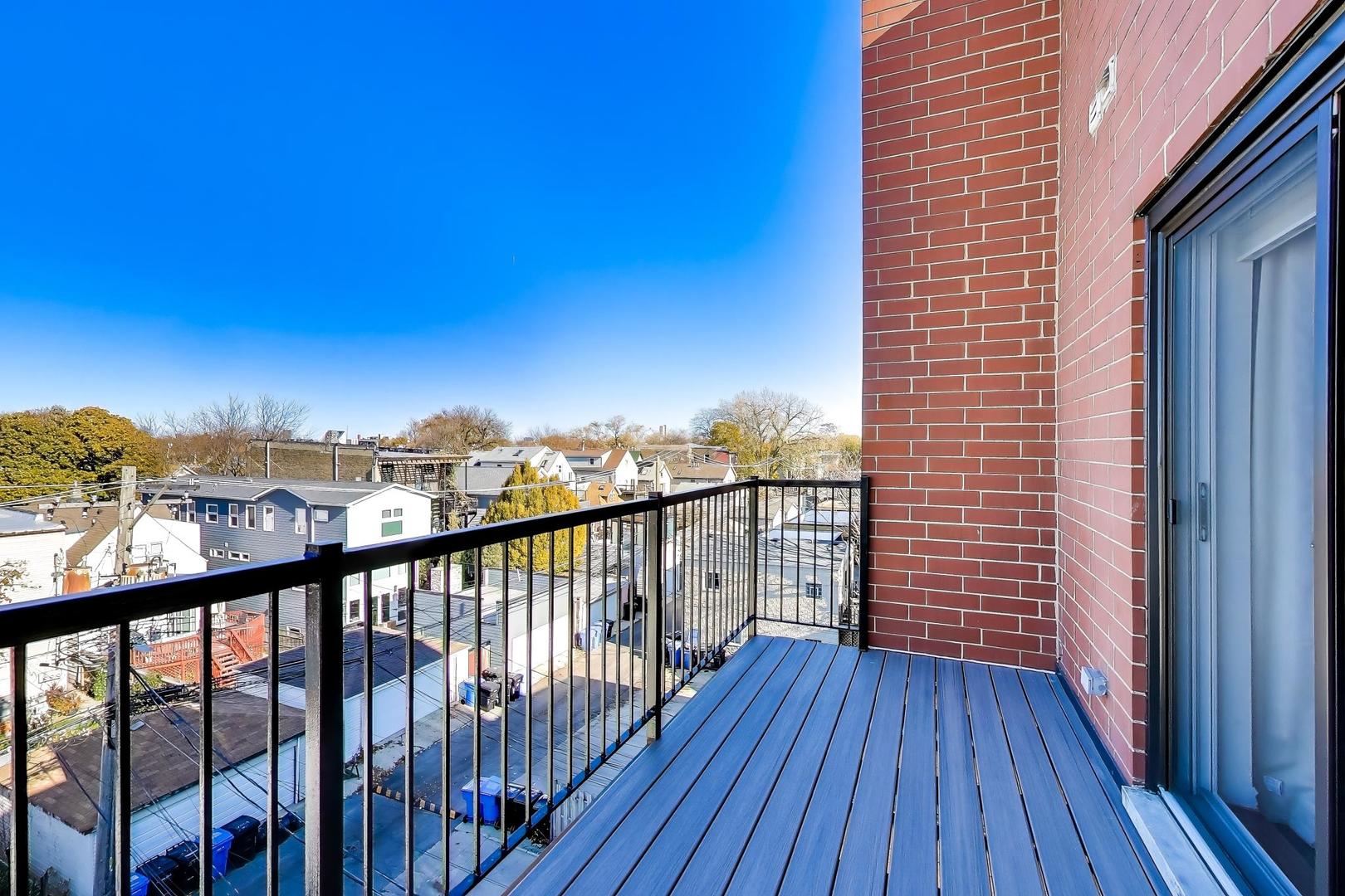 2332 W Belmont Avenue Unit: 4