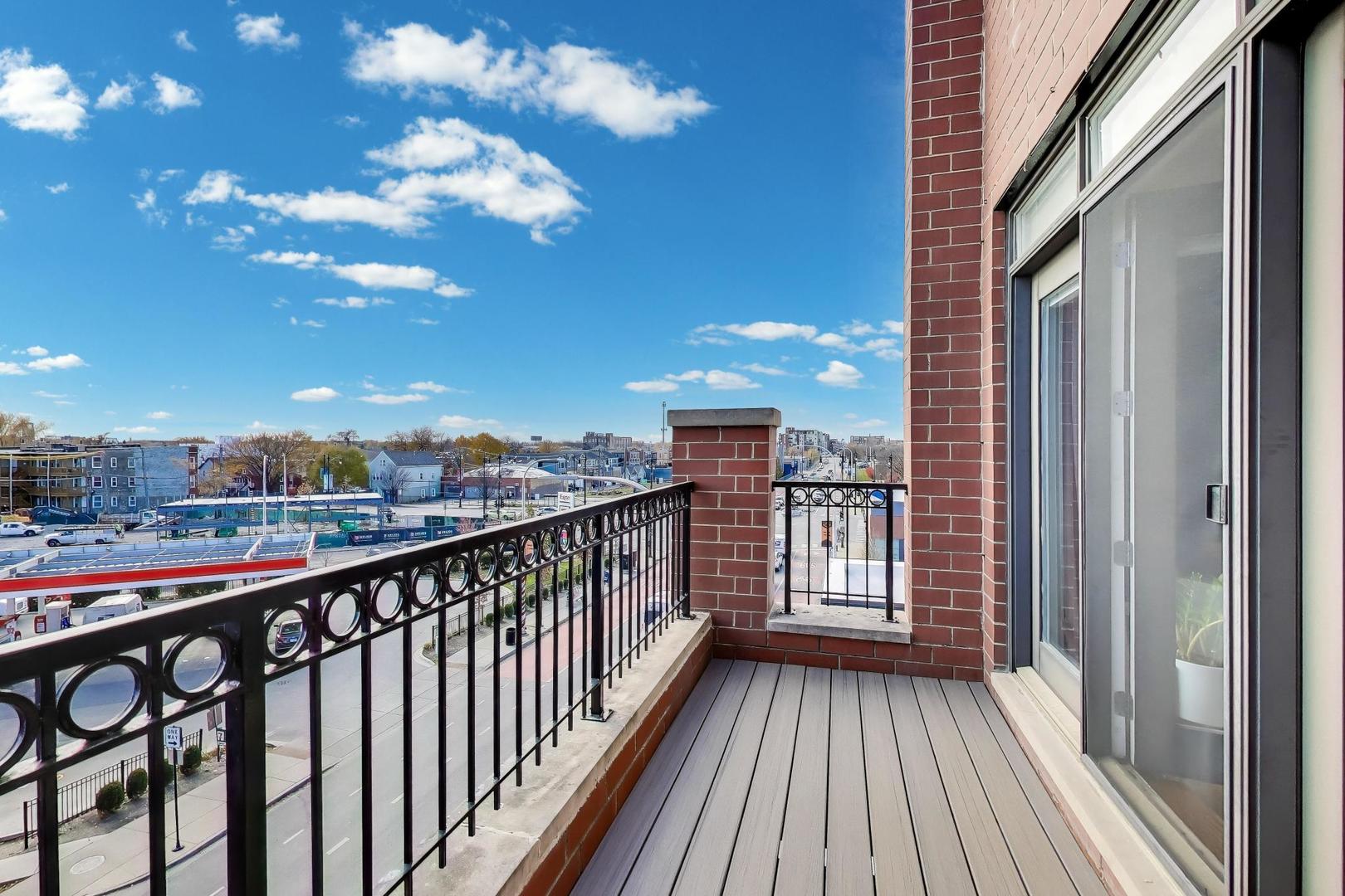 2332 W Belmont Avenue Unit: 4