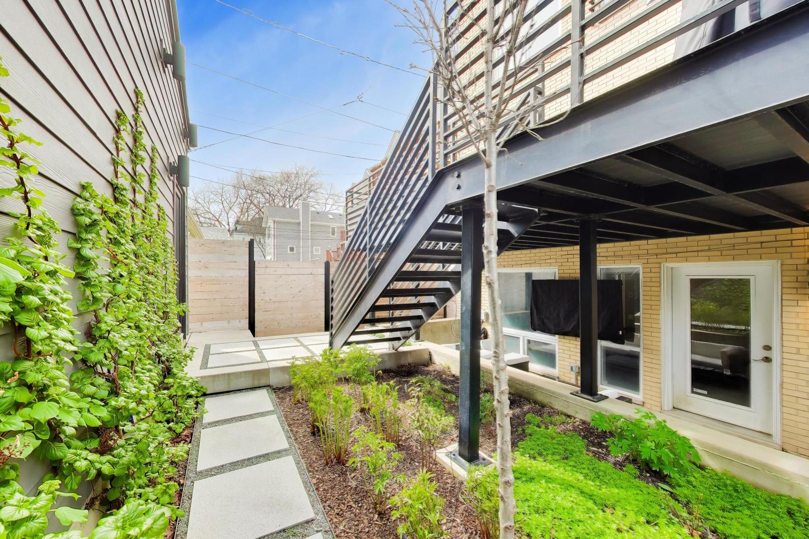 2241 W Melrose Street