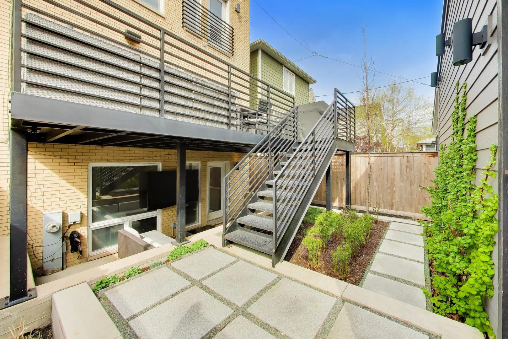 2241 W Melrose Street