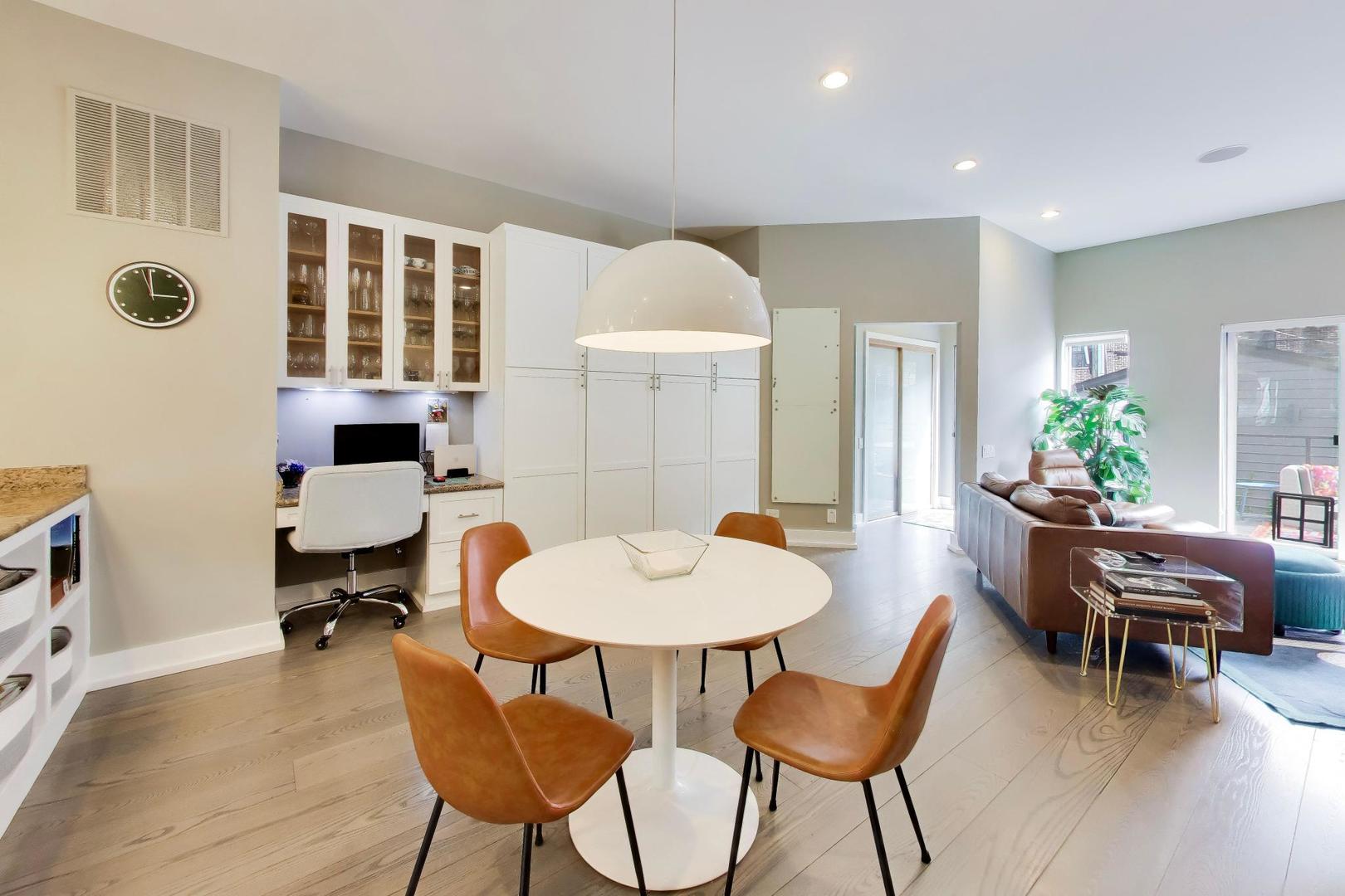 2241 W Melrose Street