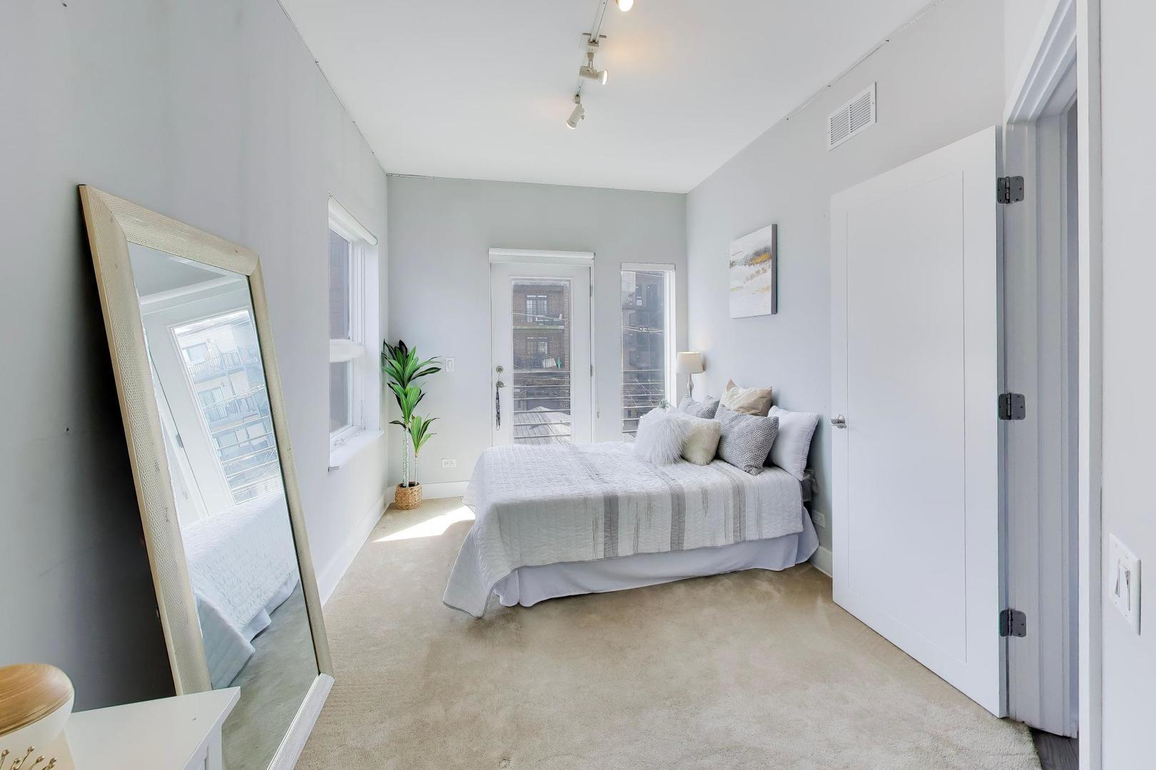 2241 W Melrose Street