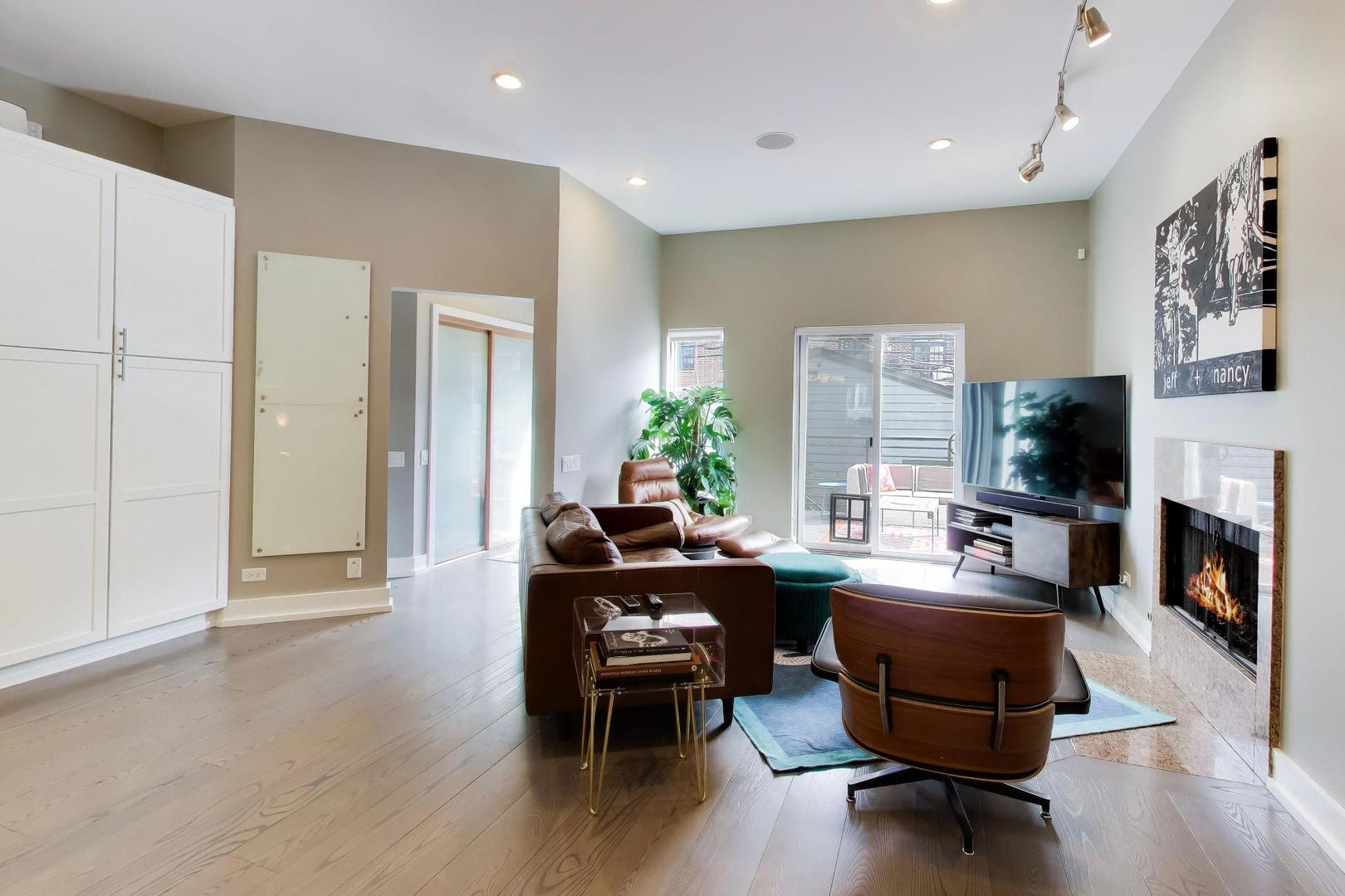 2241 W Melrose Street