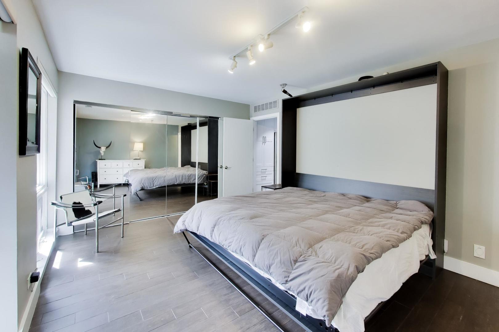 2241 W Melrose Street