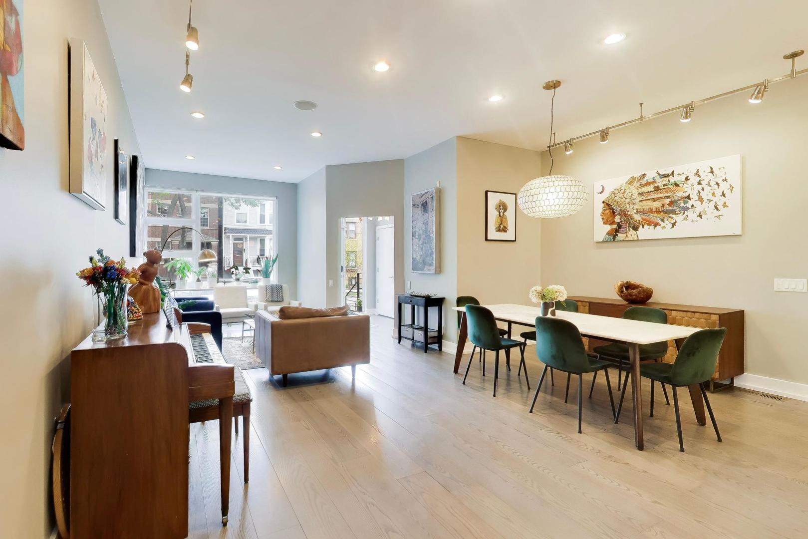 2241 W Melrose Street