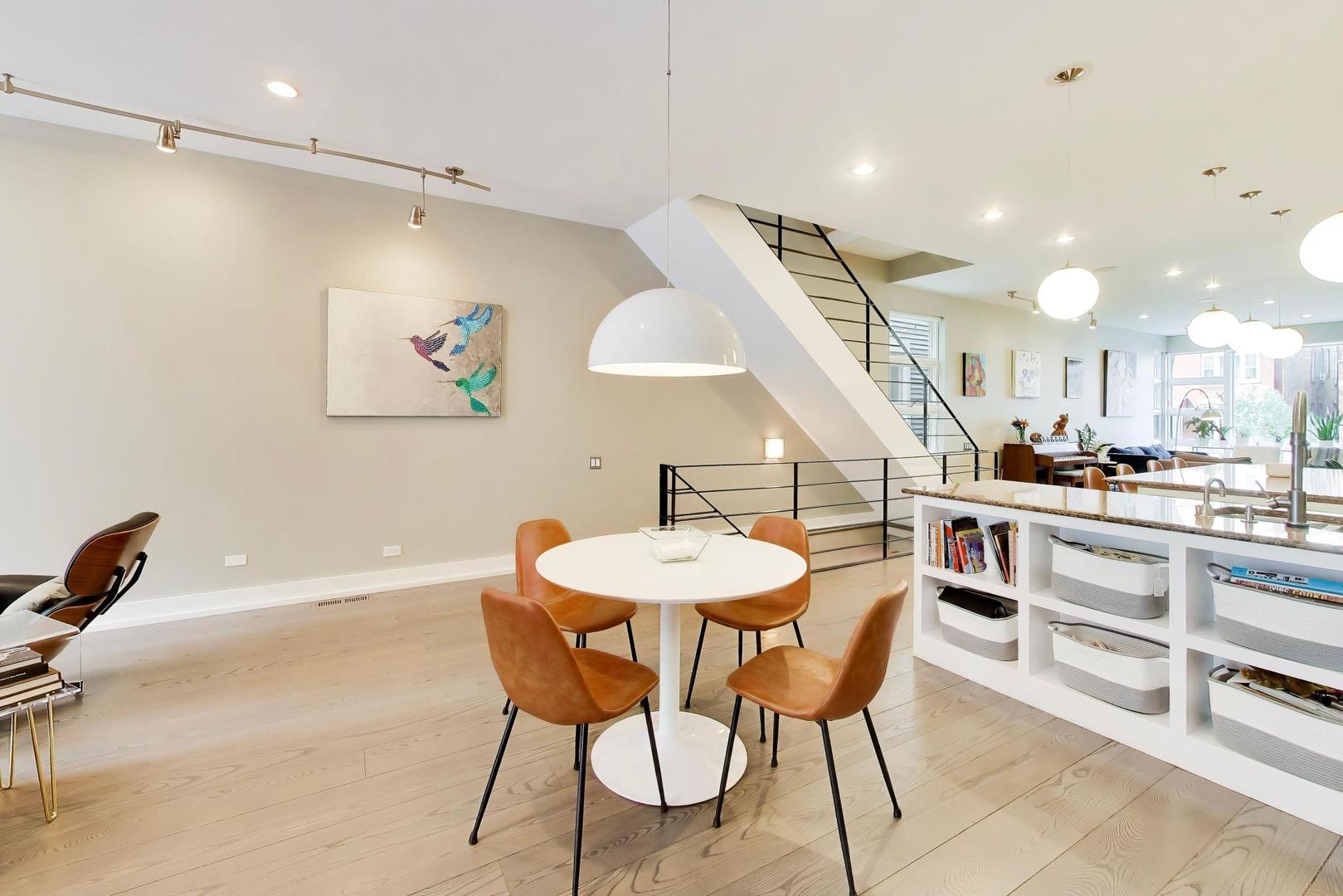 2241 W Melrose Street