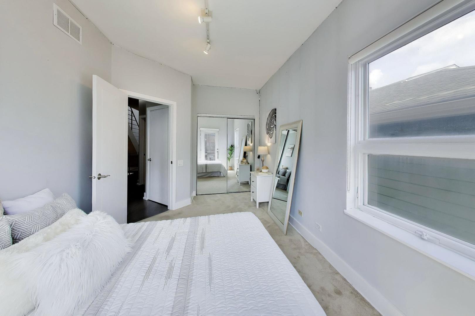 2241 W Melrose Street